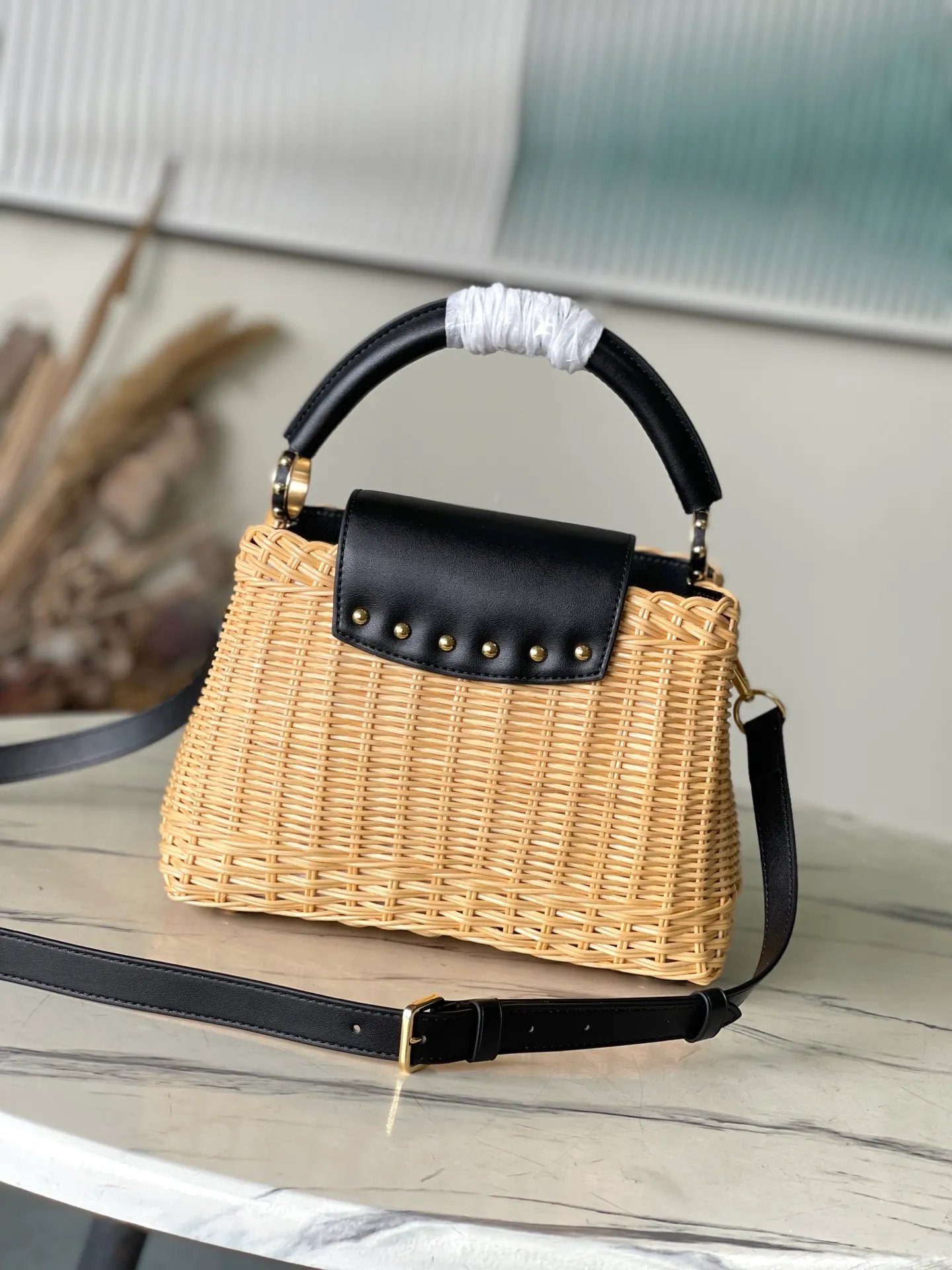 💰2300 Premium Original Leather M14366 Black Small This CapucinesBB handbag traces back to the Picnic hard case launched by the brand in 1892, conveying holiday style with its sophisticated design. The rattan bag body requires several days of ingenious weaving to complete, and it has enough space to easily accommodate daily needs. The flip cover can be placed on both the inside and outside at will, and the LV letters and printed lining reiterate the brand's identity. Dimensions: 18 × 27 × 9 cm