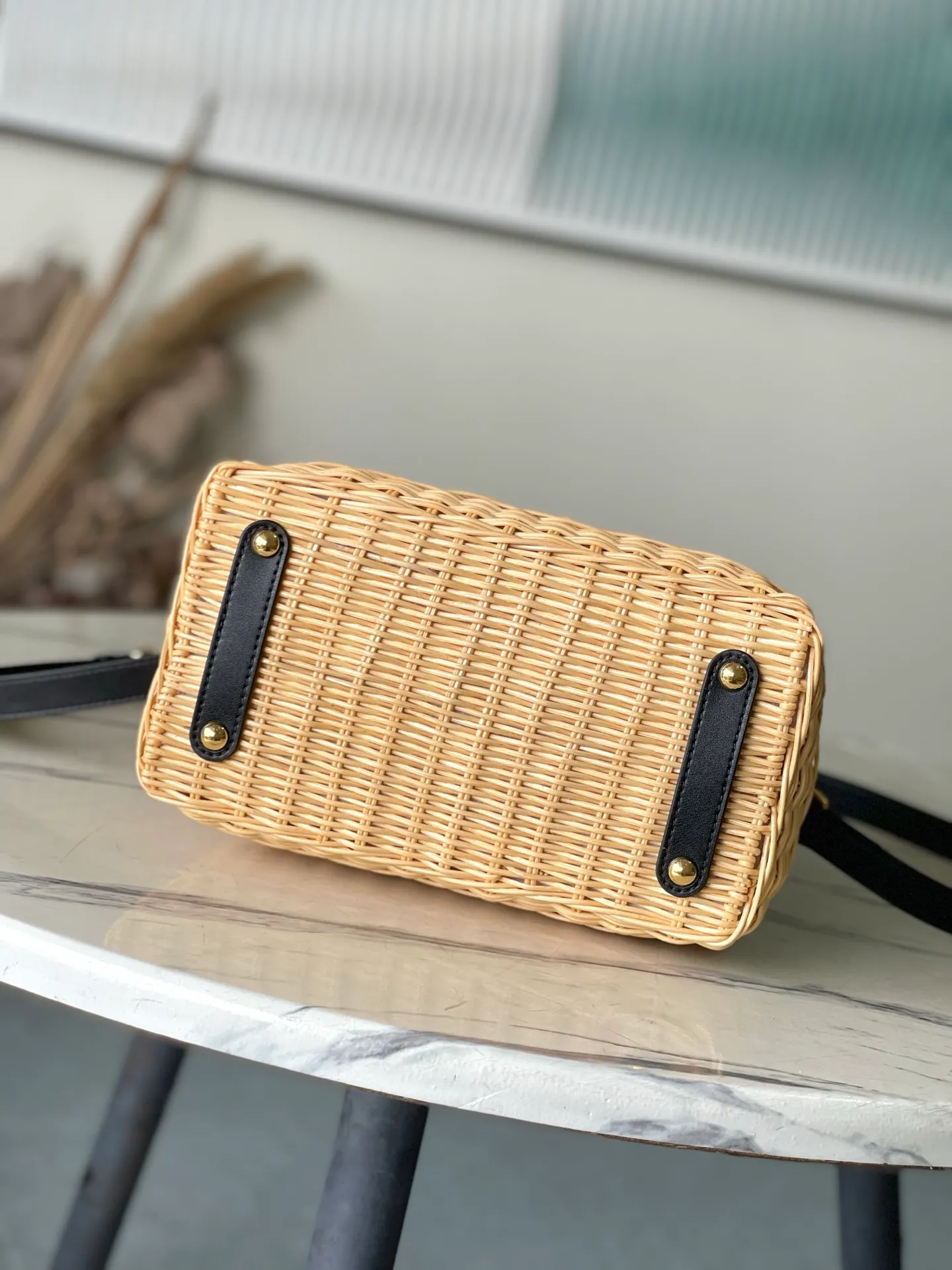 💰2300 Premium Original Leather M14366 Black Small This CapucinesBB handbag traces back to the Picnic hard case launched by the brand in 1892, conveying holiday style with its sophisticated design. The rattan bag body requires several days of ingenious weaving to complete, and it has enough space to easily accommodate daily needs. The flip cover can be placed on both the inside and outside at will, and the LV letters and printed lining reiterate the brand's identity. Dimensions: 18 × 27 × 9 cm