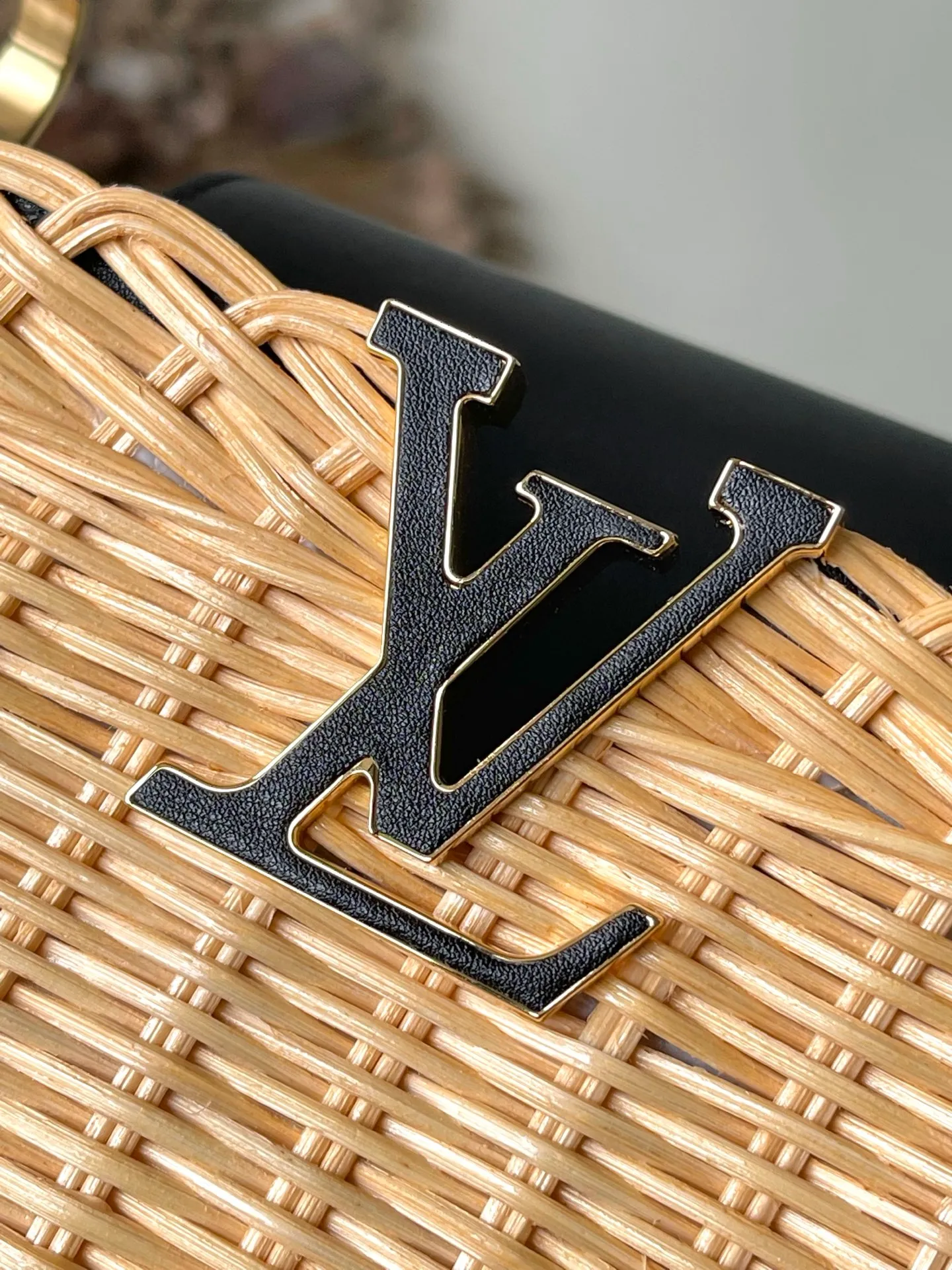 💰2300 Premium Original Leather M14366 Black Small This CapucinesBB handbag traces back to the Picnic hard case launched by the brand in 1892, conveying holiday style with its sophisticated design. The rattan bag body requires several days of ingenious weaving to complete, and it has enough space to easily accommodate daily needs. The flip cover can be placed on both the inside and outside at will, and the LV letters and printed lining reiterate the brand's identity. Dimensions: 18 × 27 × 9 cm