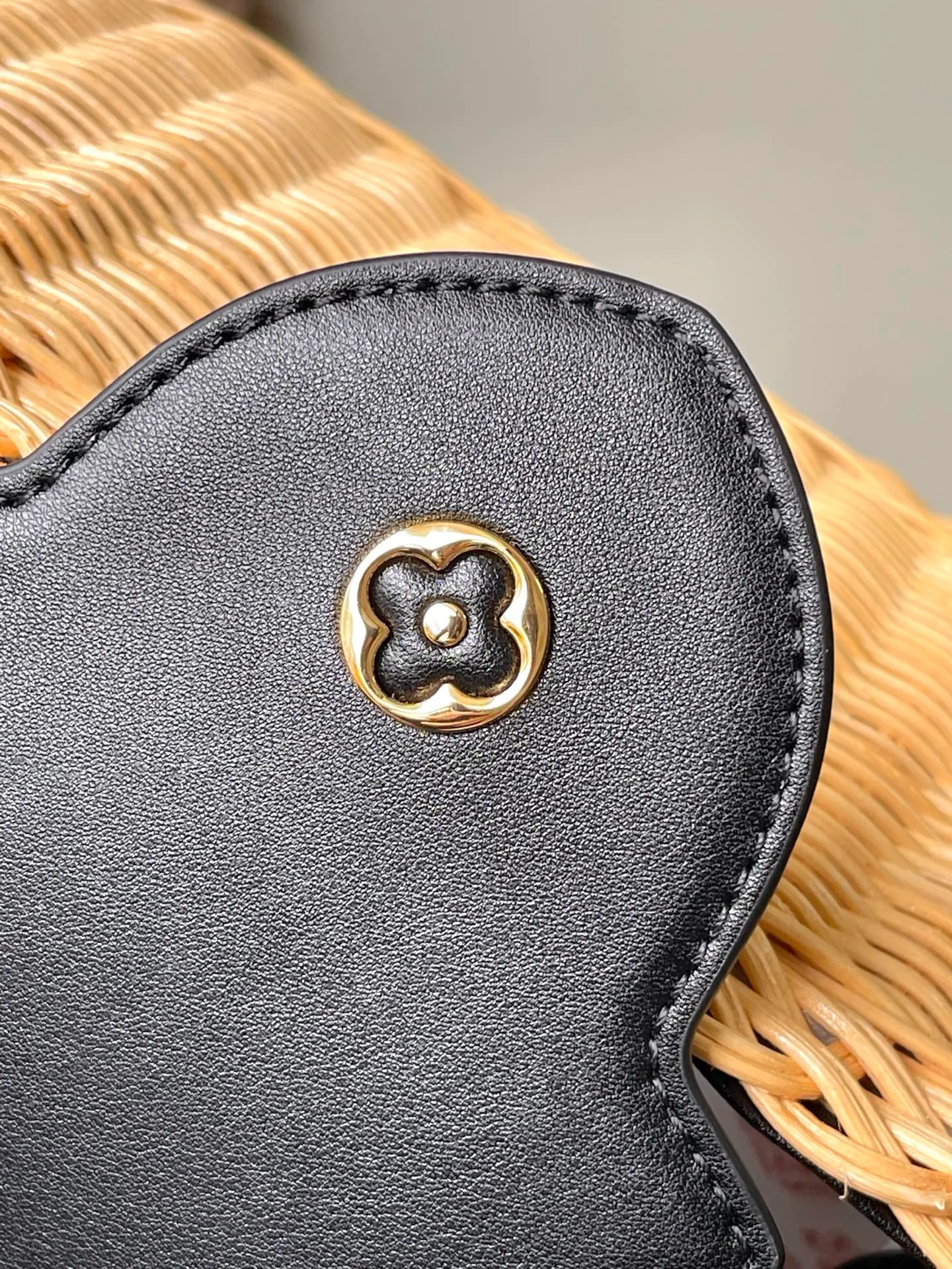 💰2300 Premium Original Leather M14366 Black Small This CapucinesBB handbag traces back to the Picnic hard case launched by the brand in 1892, conveying holiday style with its sophisticated design. The rattan bag body requires several days of ingenious weaving to complete, and it has enough space to easily accommodate daily needs. The flip cover can be placed on both the inside and outside at will, and the LV letters and printed lining reiterate the brand's identity. Dimensions: 18 × 27 × 9 cm