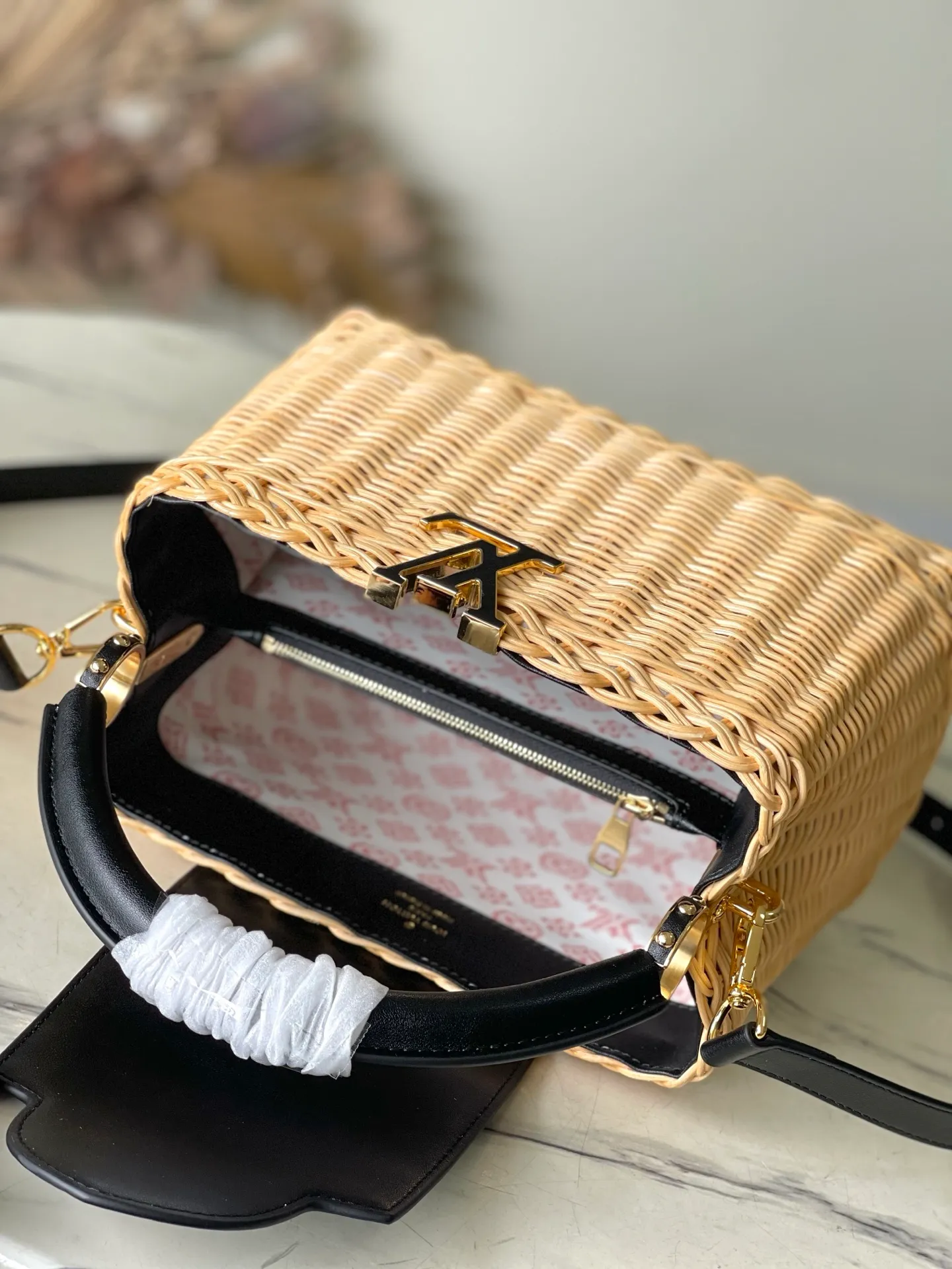 💰2300 Premium Original Leather M14366 Black Small This CapucinesBB handbag traces back to the Picnic hard case launched by the brand in 1892, conveying holiday style with its sophisticated design. The rattan bag body requires several days of ingenious weaving to complete, and it has enough space to easily accommodate daily needs. The flip cover can be placed on both the inside and outside at will, and the LV letters and printed lining reiterate the brand's identity. Dimensions: 18 × 27 × 9 cm