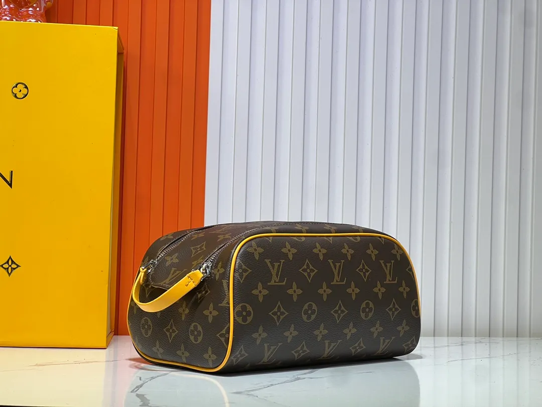 Batch 200💰Upgraded original M11482 M47528 M46354 M46696 N40127 M44494 This Dopp Kit toiletry bag is made of Monogram Eclipse canvas, bringing a restrained choice to Monogram lovers. Plenty of space to store travel essentials, double zippers for secure protection, and wide opening for easy access. 28.0 x 15.0 x 16.5 cm (length x height x width)