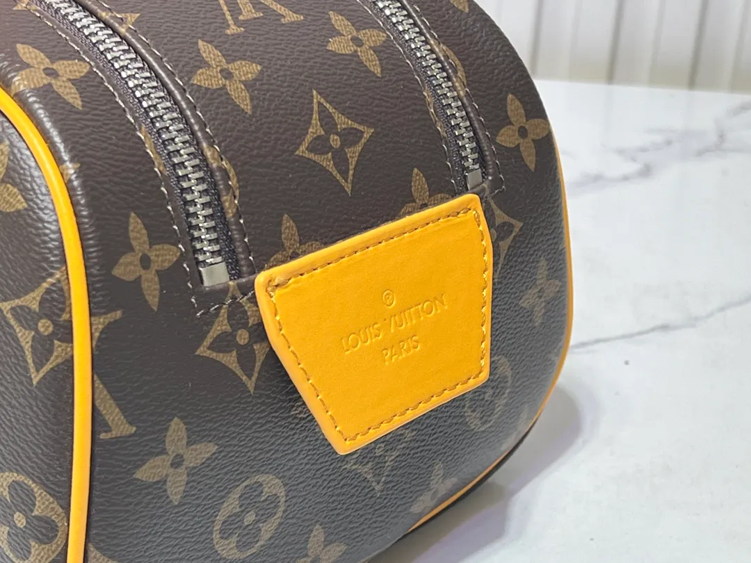 Batch 200💰Upgraded original M11482 M47528 M46354 M46696 N40127 M44494 This Dopp Kit toiletry bag is made of Monogram Eclipse canvas, bringing a restrained choice to Monogram lovers. Plenty of space to store travel essentials, double zippers for secure protection, and wide opening for easy access. 28.0 x 15.0 x 16.5 cm (length x height x width)