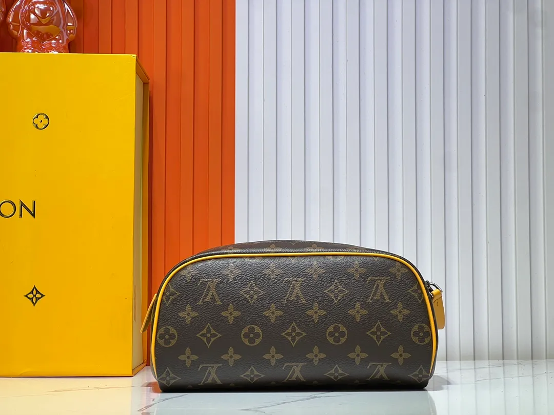 Batch 200💰Upgraded original M11482 M47528 M46354 M46696 N40127 M44494 This Dopp Kit toiletry bag is made of Monogram Eclipse canvas, bringing a restrained choice to Monogram lovers. Plenty of space to store travel essentials, double zippers for secure protection, and wide opening for easy access. 28.0 x 15.0 x 16.5 cm (length x height x width)