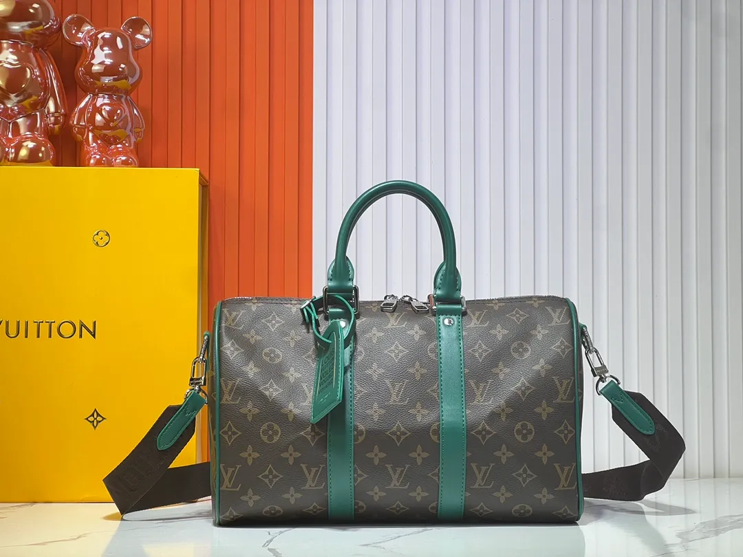 Batch 280💰Upgraded original M12765 presbyopic green M13201 presbyopic yellow M46655 black flower M22765 embossed This Keepall Bandoulière 35 handbag uses Monogram Eclipse coated canvas to convey a restrained demeanor. Leather top handles, side straps and hardware reflect classic heritage, while a removable and adjustable shoulder strap makes it comfortable to carry over the shoulder. 34.0 x 21.0 x 16.0 cm (length x height x width)