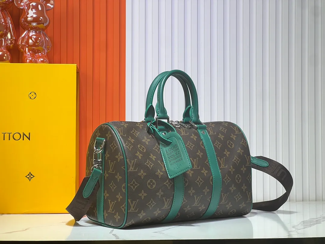 Batch 280💰Upgraded original M12765 presbyopic green M13201 presbyopic yellow M46655 black flower M22765 embossed This Keepall Bandoulière 35 handbag uses Monogram Eclipse coated canvas to convey a restrained demeanor. Leather top handles, side straps and hardware reflect classic heritage, while a removable and adjustable shoulder strap makes it comfortable to carry over the shoulder. 34.0 x 21.0 x 16.0 cm (length x height x width)