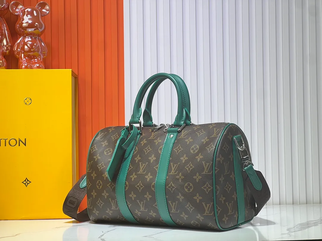 Batch 280💰Upgraded original M12765 presbyopic green M13201 presbyopic yellow M46655 black flower M22765 embossed This Keepall Bandoulière 35 handbag uses Monogram Eclipse coated canvas to convey a restrained demeanor. Leather top handles, side straps and hardware reflect classic heritage, while a removable and adjustable shoulder strap makes it comfortable to carry over the shoulder. 34.0 x 21.0 x 16.0 cm (length x height x width)