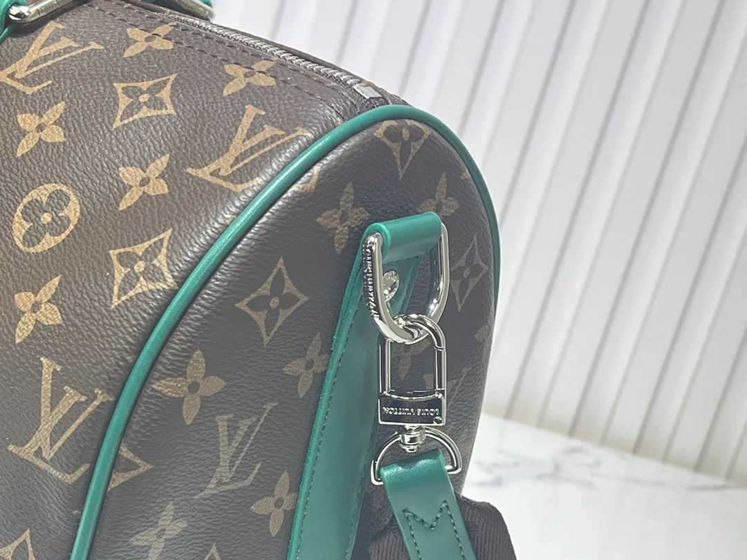 Batch 280💰Upgraded original M12765 presbyopic green M13201 presbyopic yellow M46655 black flower M22765 embossed This Keepall Bandoulière 35 handbag uses Monogram Eclipse coated canvas to convey a restrained demeanor. Leather top handles, side straps and hardware reflect classic heritage, while a removable and adjustable shoulder strap makes it comfortable to carry over the shoulder. 34.0 x 21.0 x 16.0 cm (length x height x width)
