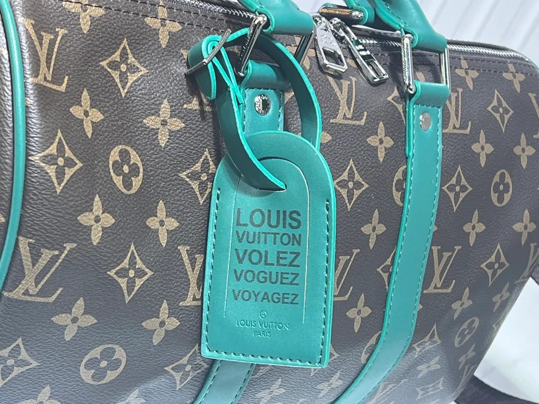 Batch 280💰Upgraded original M12765 presbyopic green M13201 presbyopic yellow M46655 black flower M22765 embossed This Keepall Bandoulière 35 handbag uses Monogram Eclipse coated canvas to convey a restrained demeanor. Leather top handles, side straps and hardware reflect classic heritage, while a removable and adjustable shoulder strap makes it comfortable to carry over the shoulder. 34.0 x 21.0 x 16.0 cm (length x height x width)