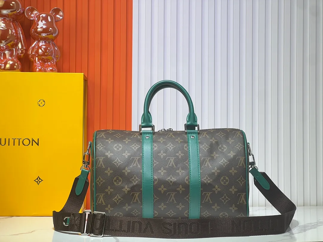 Batch 280💰Upgraded original M12765 presbyopic green M13201 presbyopic yellow M46655 black flower M22765 embossed This Keepall Bandoulière 35 handbag uses Monogram Eclipse coated canvas to convey a restrained demeanor. Leather top handles, side straps and hardware reflect classic heritage, while a removable and adjustable shoulder strap makes it comfortable to carry over the shoulder. 34.0 x 21.0 x 16.0 cm (length x height x width)