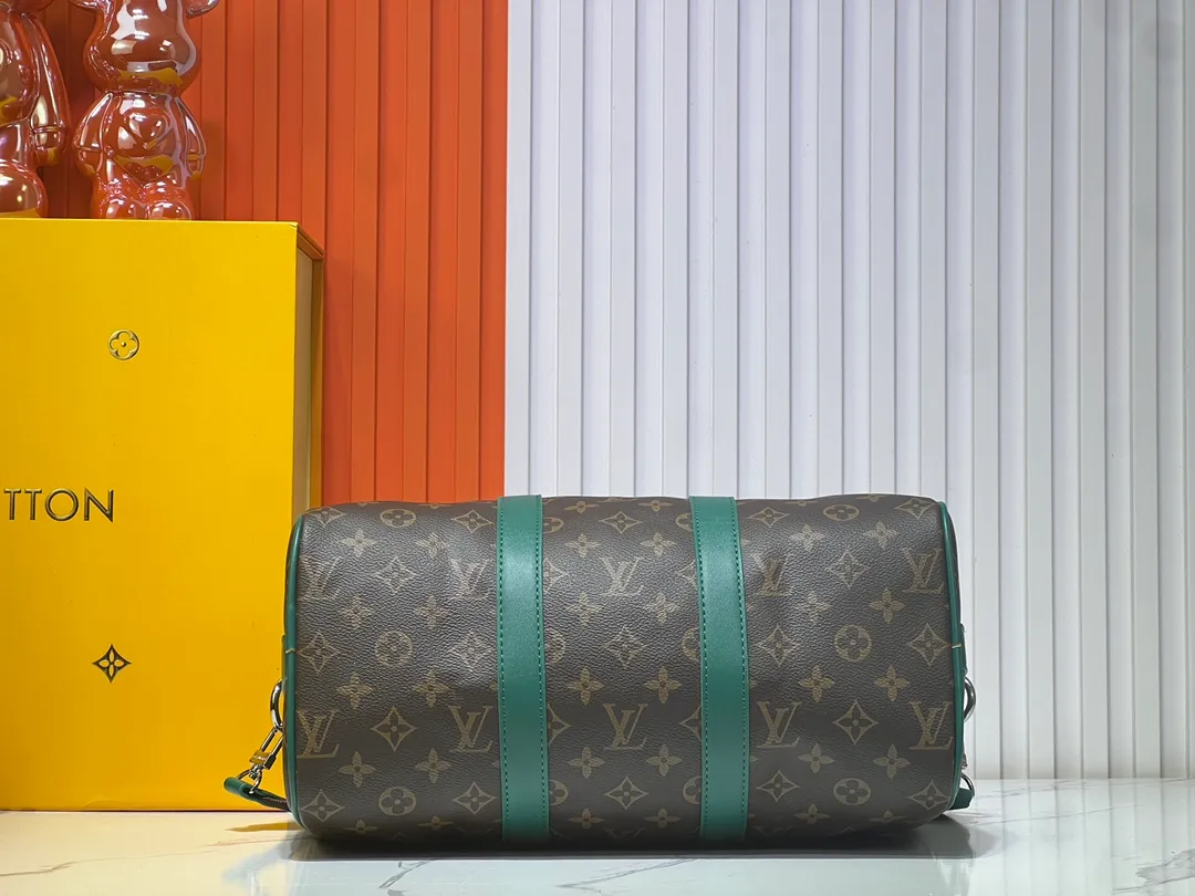 Batch 280💰Upgraded original M12765 presbyopic green M13201 presbyopic yellow M46655 black flower M22765 embossed This Keepall Bandoulière 35 handbag uses Monogram Eclipse coated canvas to convey a restrained demeanor. Leather top handles, side straps and hardware reflect classic heritage, while a removable and adjustable shoulder strap makes it comfortable to carry over the shoulder. 34.0 x 21.0 x 16.0 cm (length x height x width)