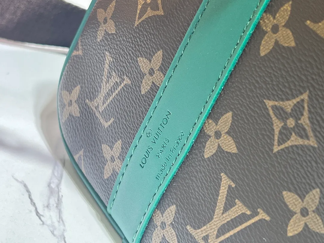 Batch 280💰Upgraded original M12765 presbyopic green M13201 presbyopic yellow M46655 black flower M22765 embossed This Keepall Bandoulière 35 handbag uses Monogram Eclipse coated canvas to convey a restrained demeanor. Leather top handles, side straps and hardware reflect classic heritage, while a removable and adjustable shoulder strap makes it comfortable to carry over the shoulder. 34.0 x 21.0 x 16.0 cm (length x height x width)