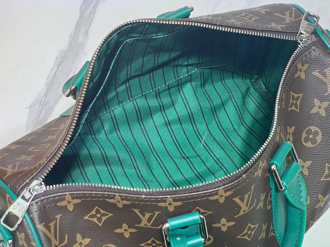 Batch 280💰Upgraded original M12765 presbyopic green M13201 presbyopic yellow M46655 black flower M22765 embossed This Keepall Bandoulière 35 handbag uses Monogram Eclipse coated canvas to convey a restrained demeanor. Leather top handles, side straps and hardware reflect classic heritage, while a removable and adjustable shoulder strap makes it comfortable to carry over the shoulder. 34.0 x 21.0 x 16.0 cm (length x height x width)
