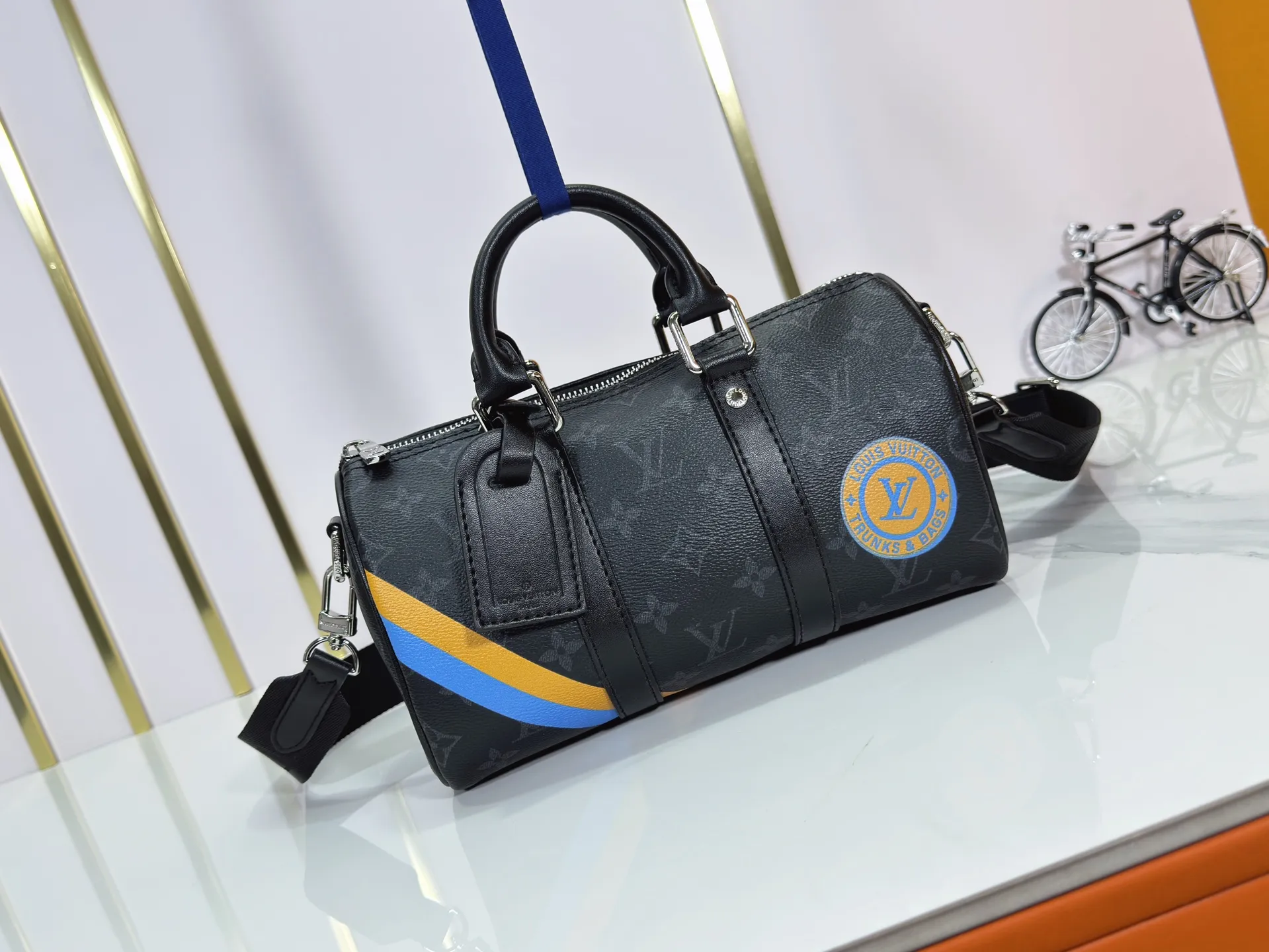 P240 Upgraded original M14078 M01942 M15076 M24434 M46271 M20900 M46249 This handbag condenses the classic silhouette of the Keepall travel bag. It is made of Monogram embossed Taurillon leather. Its compact shape is suitable for storing small items such as mobile phones and wallets. With its clever use of leather handles and detachable shoulder strap, it's easy to carry with you in trendy style. Detailed features Dimensions: 25✘15✘11 cm
