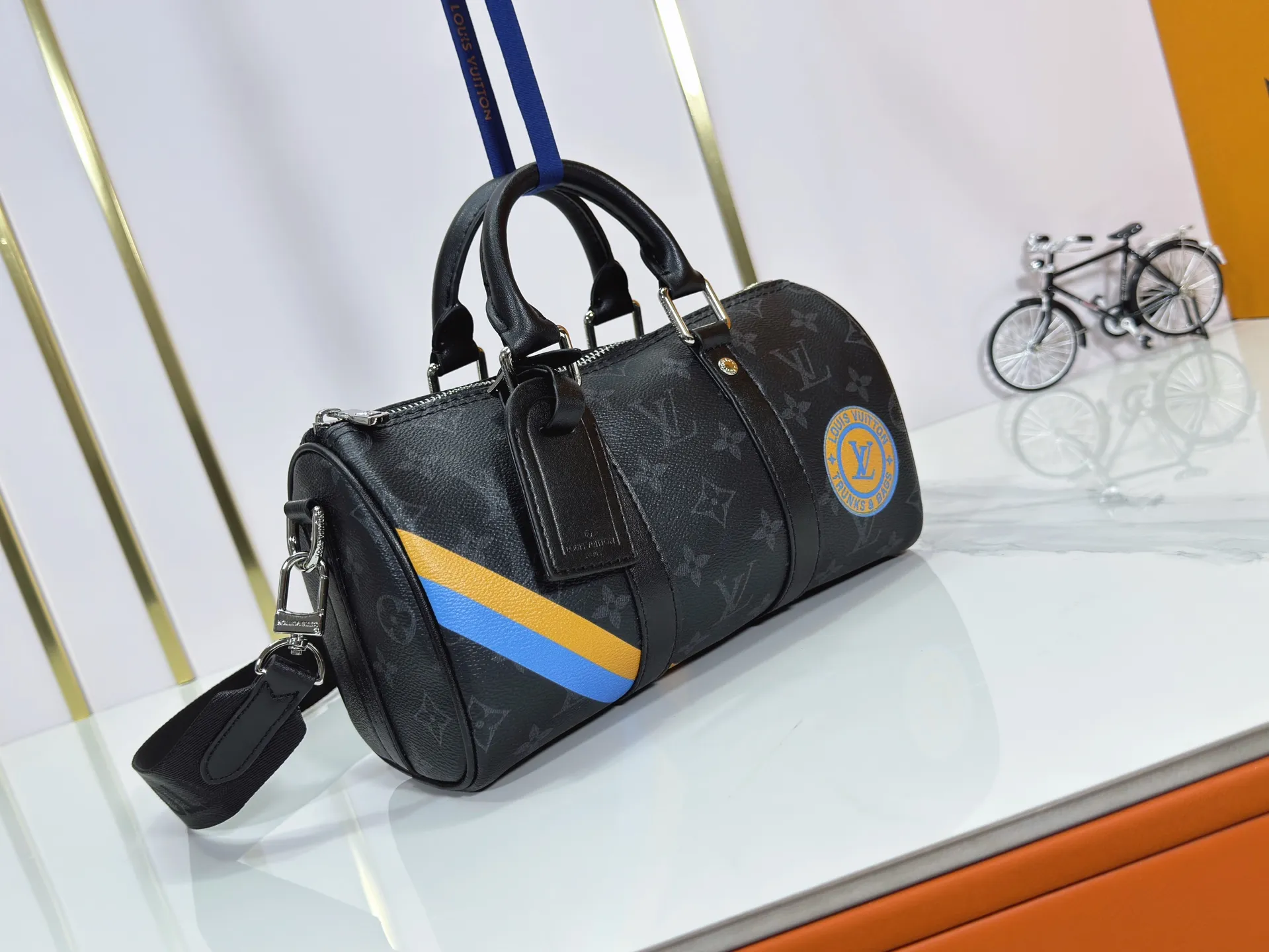 P240 Upgraded original M14078 M01942 M15076 M24434 M46271 M20900 M46249 This handbag condenses the classic silhouette of the Keepall travel bag. It is made of Monogram embossed Taurillon leather. Its compact shape is suitable for storing small items such as mobile phones and wallets. With its clever use of leather handles and detachable shoulder strap, it's easy to carry with you in trendy style. Detailed features Dimensions: 25✘15✘11 cm