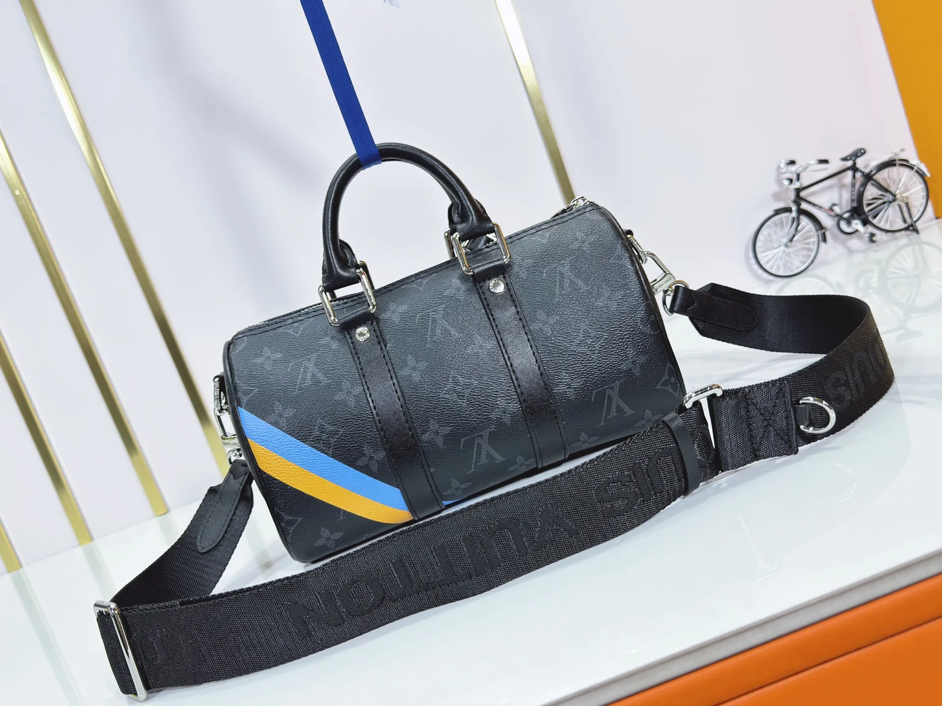 P240 Upgraded original M14078 M01942 M15076 M24434 M46271 M20900 M46249 This handbag condenses the classic silhouette of the Keepall travel bag. It is made of Monogram embossed Taurillon leather. Its compact shape is suitable for storing small items such as mobile phones and wallets. With its clever use of leather handles and detachable shoulder strap, it's easy to carry with you in trendy style. Detailed features Dimensions: 25✘15✘11 cm