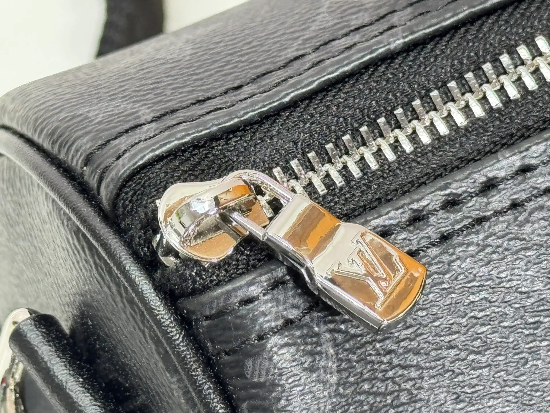 P240 Upgraded original M14078 M01942 M15076 M24434 M46271 M20900 M46249 This handbag condenses the classic silhouette of the Keepall travel bag. It is made of Monogram embossed Taurillon leather. Its compact shape is suitable for storing small items such as mobile phones and wallets. With its clever use of leather handles and detachable shoulder strap, it's easy to carry with you in trendy style. Detailed features Dimensions: 25✘15✘11 cm