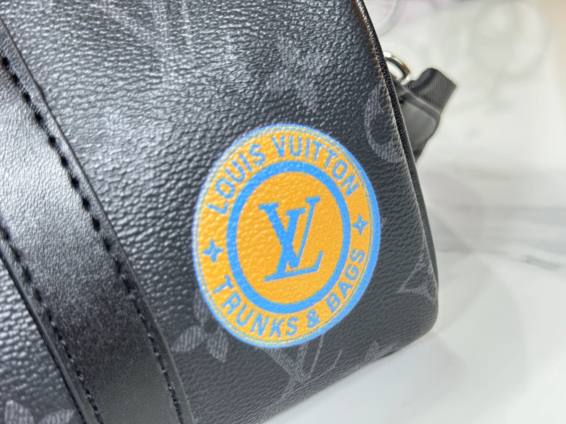 P240 Upgraded original M14078 M01942 M15076 M24434 M46271 M20900 M46249 This handbag condenses the classic silhouette of the Keepall travel bag. It is made of Monogram embossed Taurillon leather. Its compact shape is suitable for storing small items such as mobile phones and wallets. With its clever use of leather handles and detachable shoulder strap, it's easy to carry with you in trendy style. Detailed features Dimensions: 25✘15✘11 cm