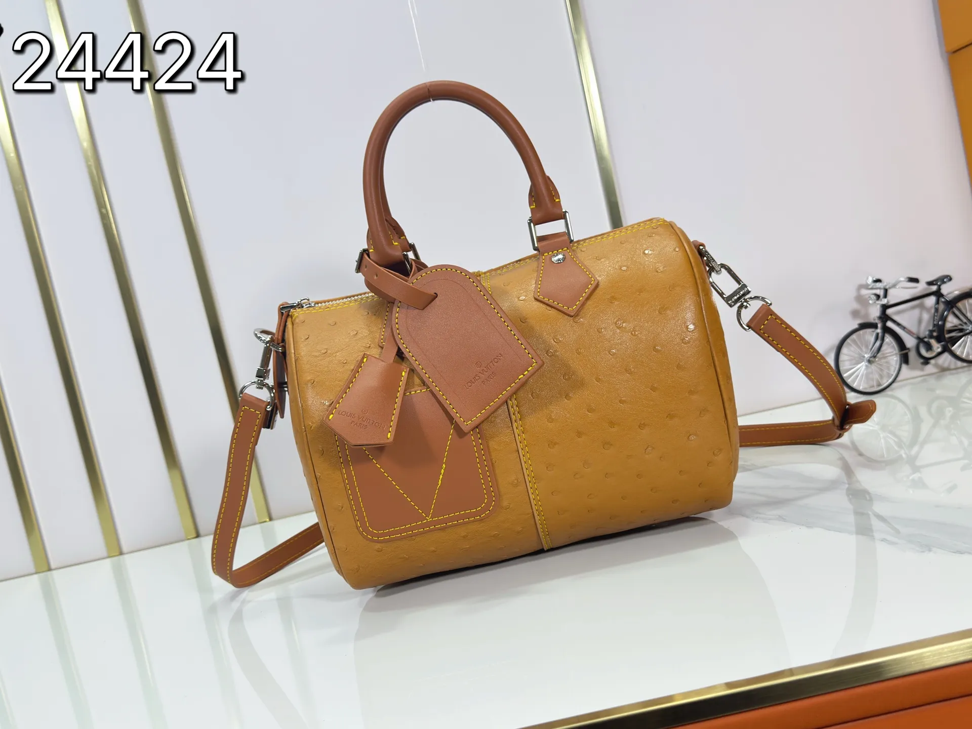 P300 Upgraded original M24420 M24441 M24424 This model has ostrich leather pattern. The Speedy Bandoulière 25 Monogram Leather handbag is made of soft cow leather and uses Monogram pattern to reproduce the elegant look and feel of canvas printing. Dazzling metal hardware, sheepskin lining and nameplate all reflect Creative Director Pharrell Williams' relentless attention to detail. 25x15x15cm (length x height x width)