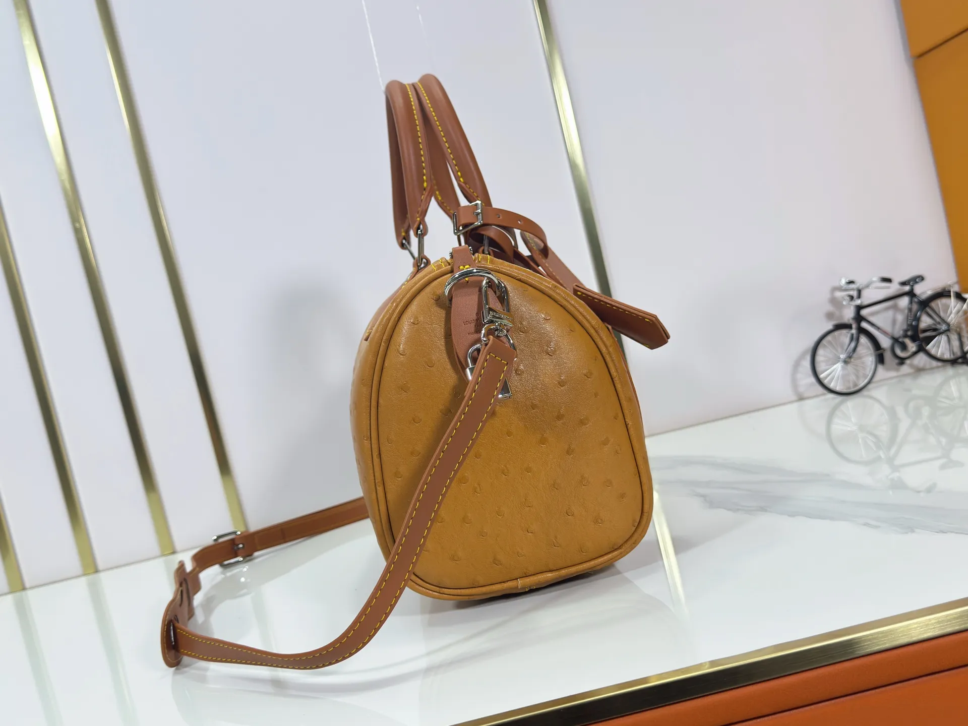 P300 Upgraded original M24420 M24441 M24424 This model has ostrich leather pattern. The Speedy Bandoulière 25 Monogram Leather handbag is made of soft cow leather and uses Monogram pattern to reproduce the elegant look and feel of canvas printing. Dazzling metal hardware, sheepskin lining and nameplate all reflect Creative Director Pharrell Williams' relentless attention to detail. 25x15x15cm (length x height x width)