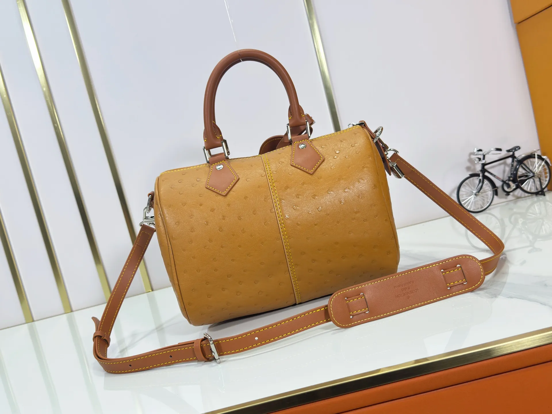P300 Upgraded original M24420 M24441 M24424 This model has ostrich leather pattern. The Speedy Bandoulière 25 Monogram Leather handbag is made of soft cow leather and uses Monogram pattern to reproduce the elegant look and feel of canvas printing. Dazzling metal hardware, sheepskin lining and nameplate all reflect Creative Director Pharrell Williams' relentless attention to detail. 25x15x15cm (length x height x width)