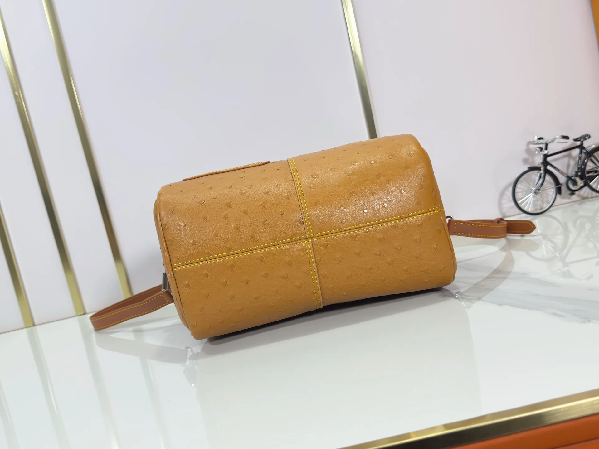 P300 Upgraded original M24420 M24441 M24424 This model has ostrich leather pattern. The Speedy Bandoulière 25 Monogram Leather handbag is made of soft cow leather and uses Monogram pattern to reproduce the elegant look and feel of canvas printing. Dazzling metal hardware, sheepskin lining and nameplate all reflect Creative Director Pharrell Williams' relentless attention to detail. 25x15x15cm (length x height x width)