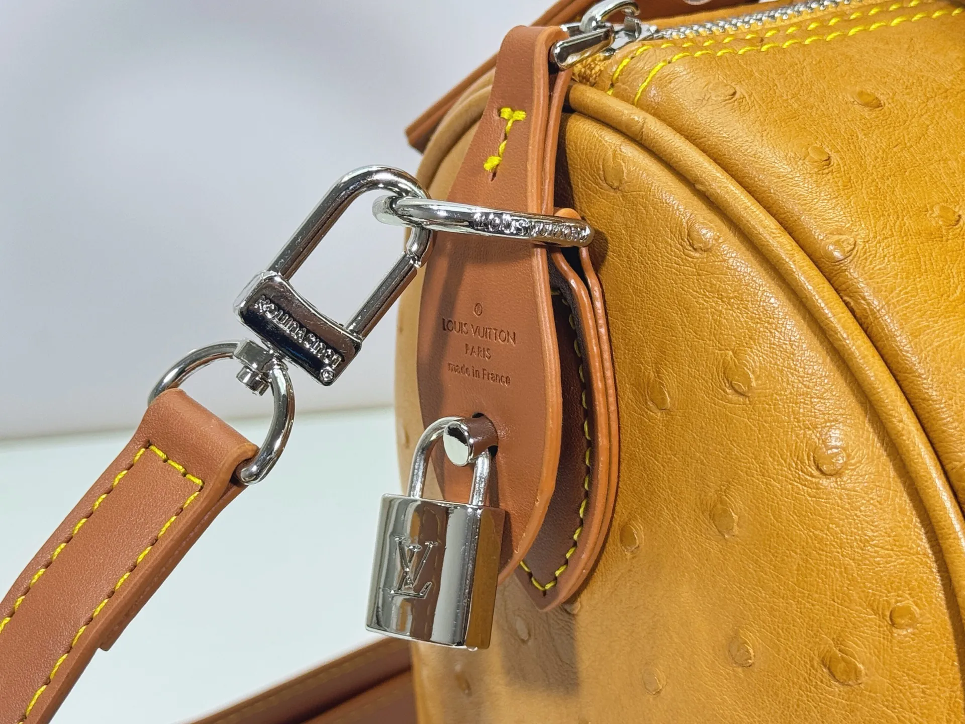 P300 Upgraded original M24420 M24441 M24424 This model has ostrich leather pattern. The Speedy Bandoulière 25 Monogram Leather handbag is made of soft cow leather and uses Monogram pattern to reproduce the elegant look and feel of canvas printing. Dazzling metal hardware, sheepskin lining and nameplate all reflect Creative Director Pharrell Williams' relentless attention to detail. 25x15x15cm (length x height x width)