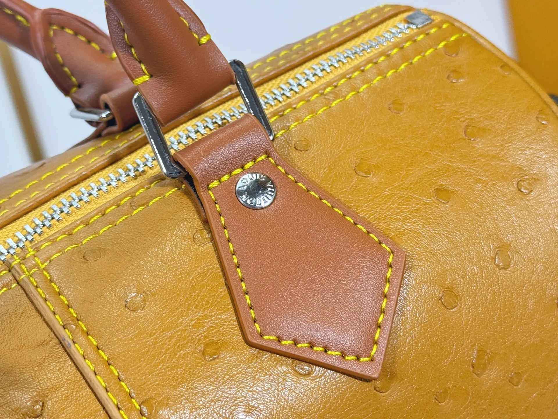 P300 Upgraded original M24420 M24441 M24424 This model has ostrich leather pattern. The Speedy Bandoulière 25 Monogram Leather handbag is made of soft cow leather and uses Monogram pattern to reproduce the elegant look and feel of canvas printing. Dazzling metal hardware, sheepskin lining and nameplate all reflect Creative Director Pharrell Williams' relentless attention to detail. 25x15x15cm (length x height x width)