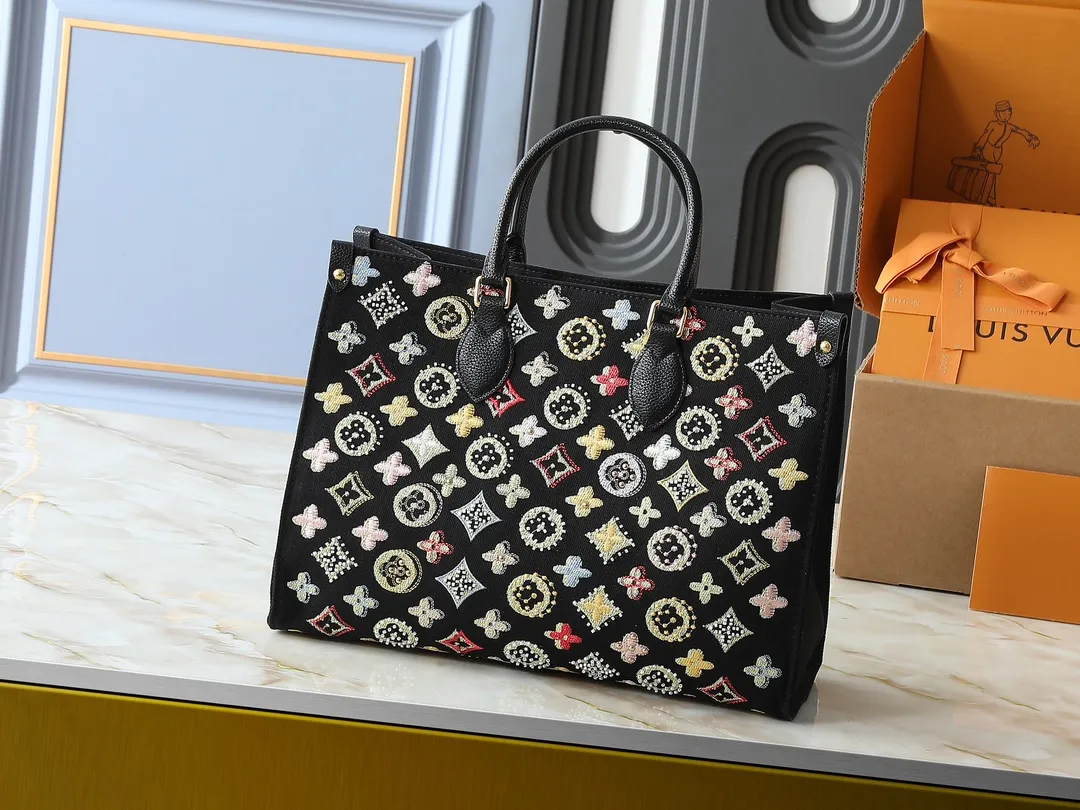 💰340💰Upgraded original version 🔥New embroidery🔥M45039 M45321 M44571 This Onthego medium handbag is decorated with classic Monogram canvas and Monogram Reverse canvas on both sides, presenting different styles at will. Toron's dual handles and shoulder strap allow for a variety of carrying options. Dimensions: 34.0 x 26.0 x 13.0 cm (length x height x width)