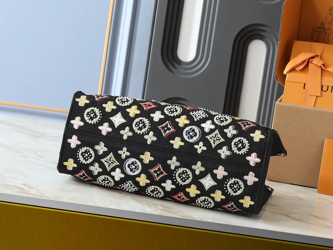 💰340💰Upgraded original version 🔥New embroidery🔥M45039 M45321 M44571 This Onthego medium handbag is decorated with classic Monogram canvas and Monogram Reverse canvas on both sides, presenting different styles at will. Toron's dual handles and shoulder strap allow for a variety of carrying options. Dimensions: 34.0 x 26.0 x 13.0 cm (length x height x width)