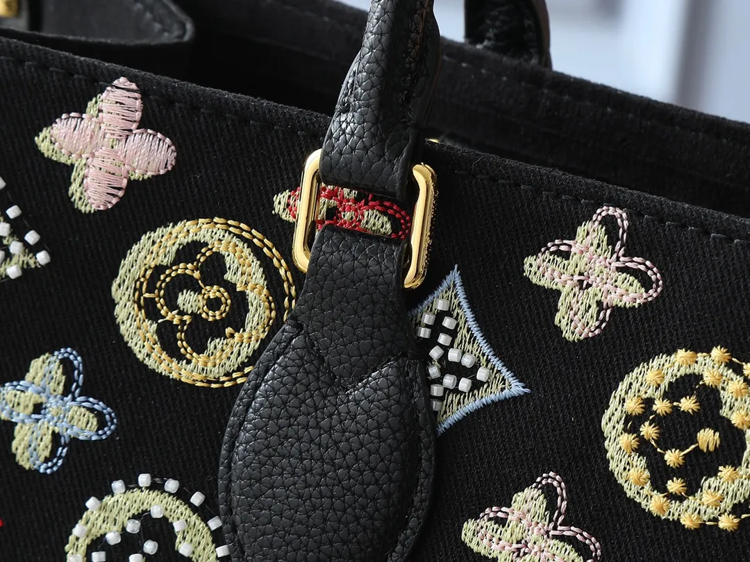 💰340💰Upgraded original version 🔥New embroidery🔥M45039 M45321 M44571 This Onthego medium handbag is decorated with classic Monogram canvas and Monogram Reverse canvas on both sides, presenting different styles at will. Toron's dual handles and shoulder strap allow for a variety of carrying options. Dimensions: 34.0 x 26.0 x 13.0 cm (length x height x width)