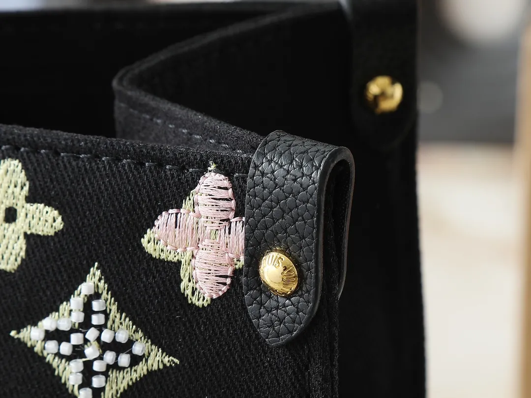 💰340💰Upgraded original version 🔥New embroidery🔥M45039 M45321 M44571 This Onthego medium handbag is decorated with classic Monogram canvas and Monogram Reverse canvas on both sides, presenting different styles at will. Toron's dual handles and shoulder strap allow for a variety of carrying options. Dimensions: 34.0 x 26.0 x 13.0 cm (length x height x width)