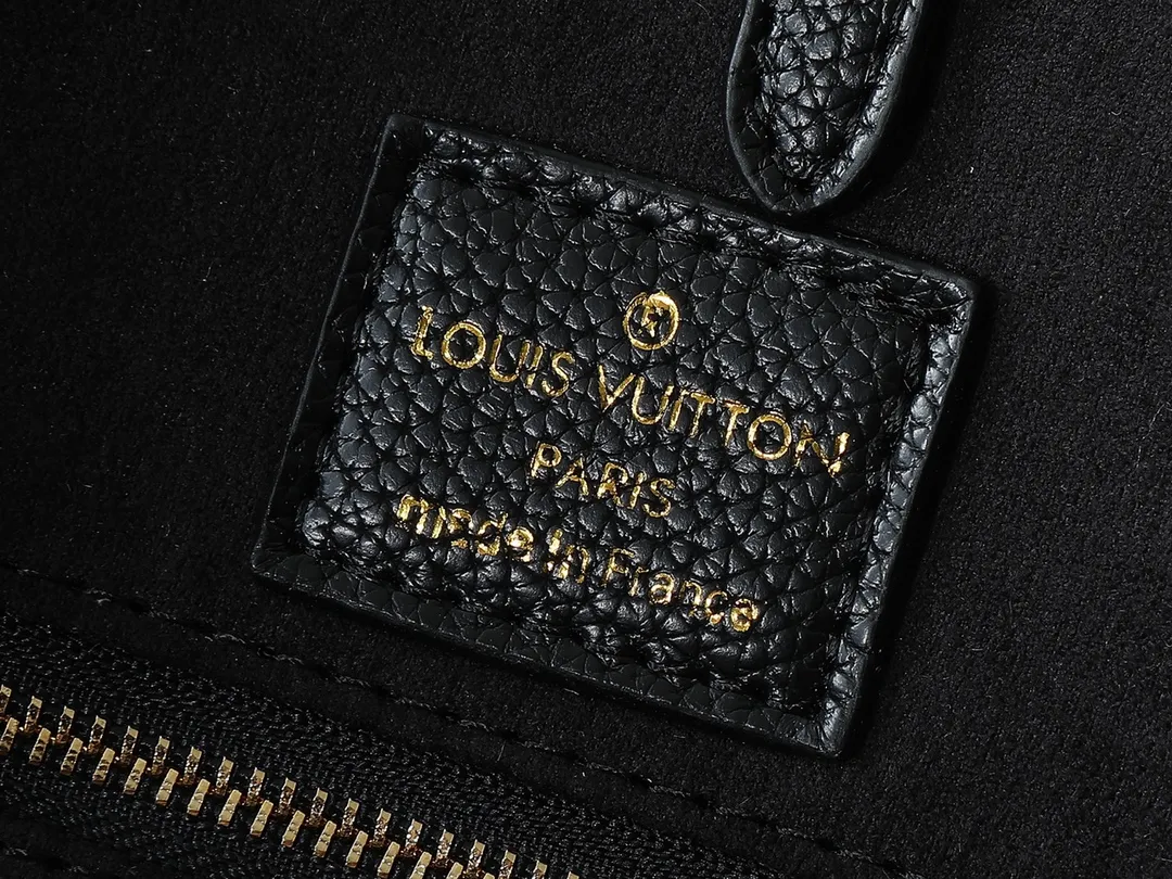 💰340💰Upgraded original version 🔥New embroidery🔥M45039 M45321 M44571 This Onthego medium handbag is decorated with classic Monogram canvas and Monogram Reverse canvas on both sides, presenting different styles at will. Toron's dual handles and shoulder strap allow for a variety of carrying options. Dimensions: 34.0 x 26.0 x 13.0 cm (length x height x width)