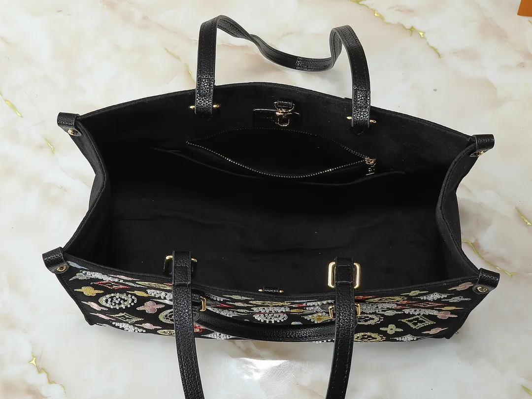 💰340💰Upgraded original version 🔥New embroidery🔥M45039 M45321 M44571 This Onthego medium handbag is decorated with classic Monogram canvas and Monogram Reverse canvas on both sides, presenting different styles at will. Toron's dual handles and shoulder strap allow for a variety of carrying options. Dimensions: 34.0 x 26.0 x 13.0 cm (length x height x width)