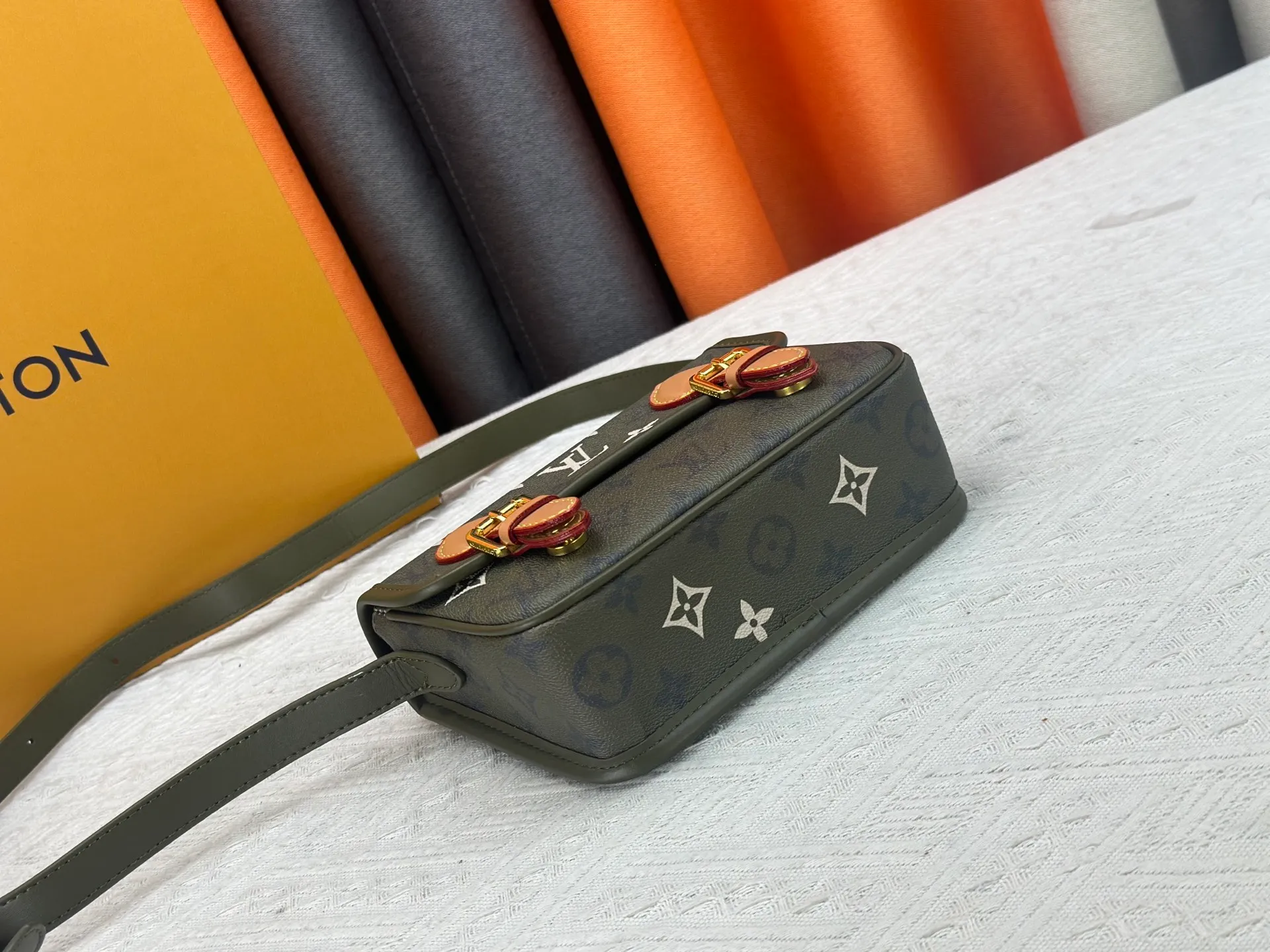 P230 Upgraded original M26805 M83298 This Satchel Jh mini handbag is from the Monogram Archive series. It is made of soft Monogram canvas with distressed leather trim and dazzling metal parts. The mini messenger bag is designed to hold daily necessities such as mobile phones and wallets. Adjustable shoulder straps ensure comfort when worn over the shoulder or across the body. Dimensions: 15 x 6 x 19.5 cm. (height x width x length)