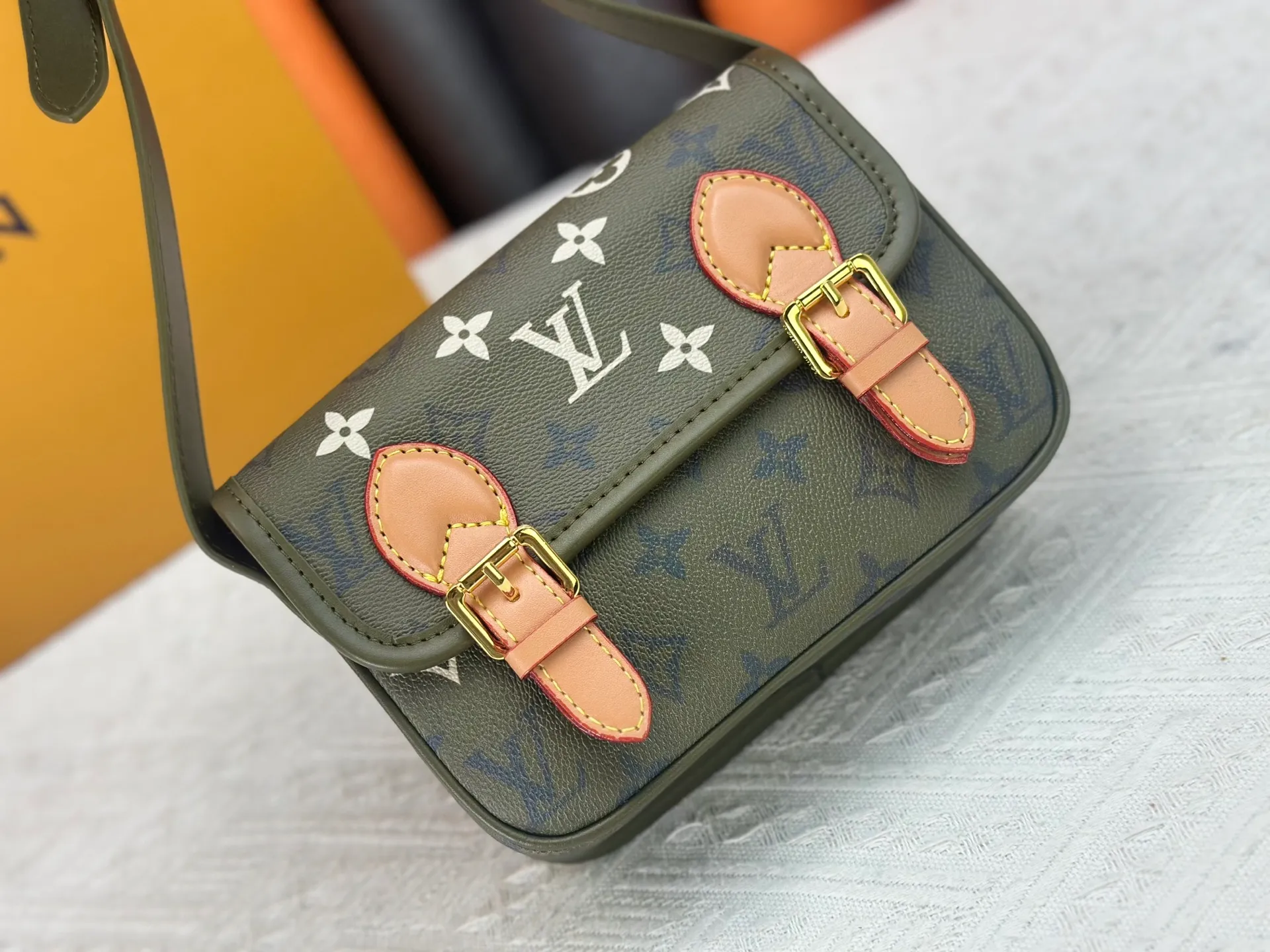 P230 Upgraded original M26805 M83298 This Satchel Jh mini handbag is from the Monogram Archive series. It is made of soft Monogram canvas with distressed leather trim and dazzling metal parts. The mini messenger bag is designed to hold daily necessities such as mobile phones and wallets. Adjustable shoulder straps ensure comfort when worn over the shoulder or across the body. Dimensions: 15 x 6 x 19.5 cm. (height x width x length)