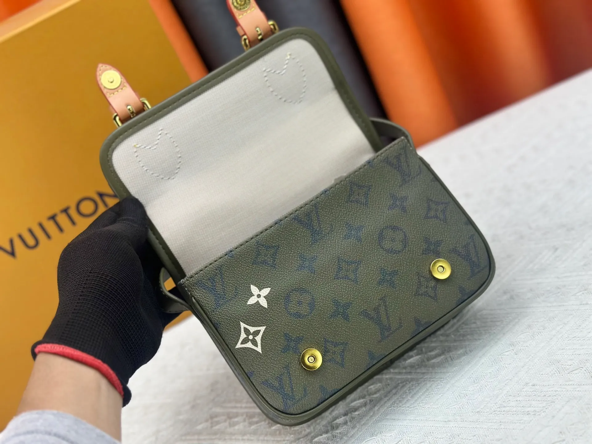 P230 Upgraded original M26805 M83298 This Satchel Jh mini handbag is from the Monogram Archive series. It is made of soft Monogram canvas with distressed leather trim and dazzling metal parts. The mini messenger bag is designed to hold daily necessities such as mobile phones and wallets. Adjustable shoulder straps ensure comfort when worn over the shoulder or across the body. Dimensions: 15 x 6 x 19.5 cm. (height x width x length)