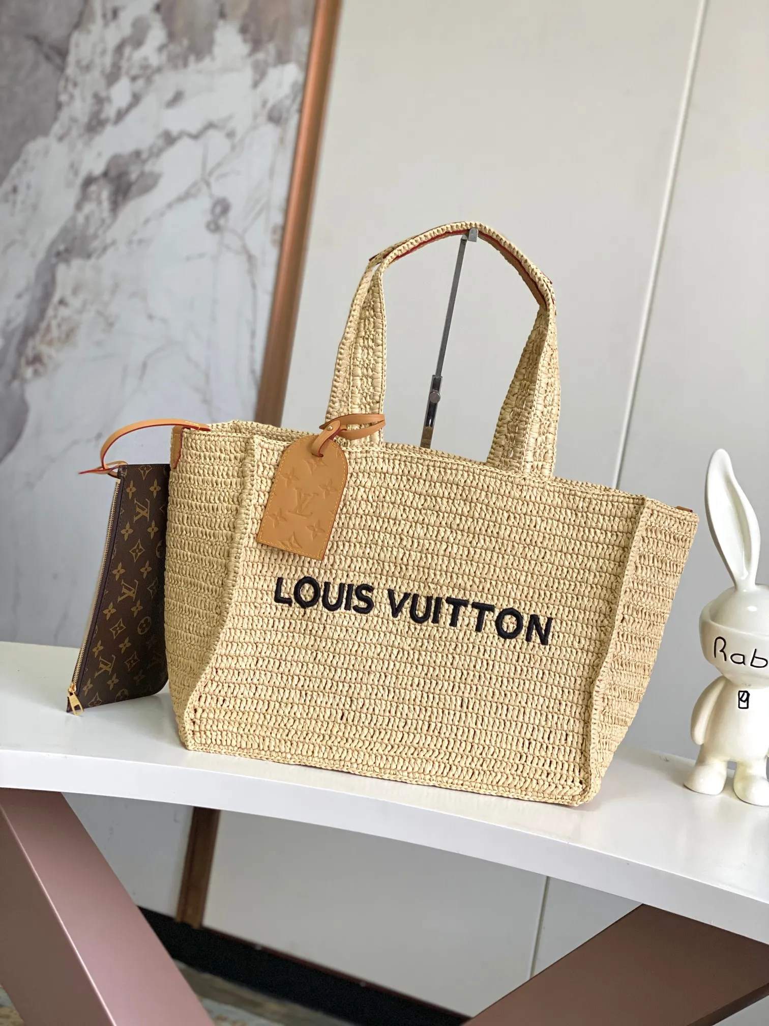 💰1580 Top quality original 163 chip M14458 brown SUMMER SHOPPER TOTE medium handbag This Shopper Tote handbag is filled with summery atmosphere with light and elegant raffia, cleverly reflecting the Louis Vuitton logo embroidery on the front. The removable distressed leather nameplate adds a retro charm, and the Louis Vuitton woven label on the inside highlights the new season cruise theme. Raffia Cow leather trim Metal hardware 44 x 32 x 17 cm (Length x Height x Width)