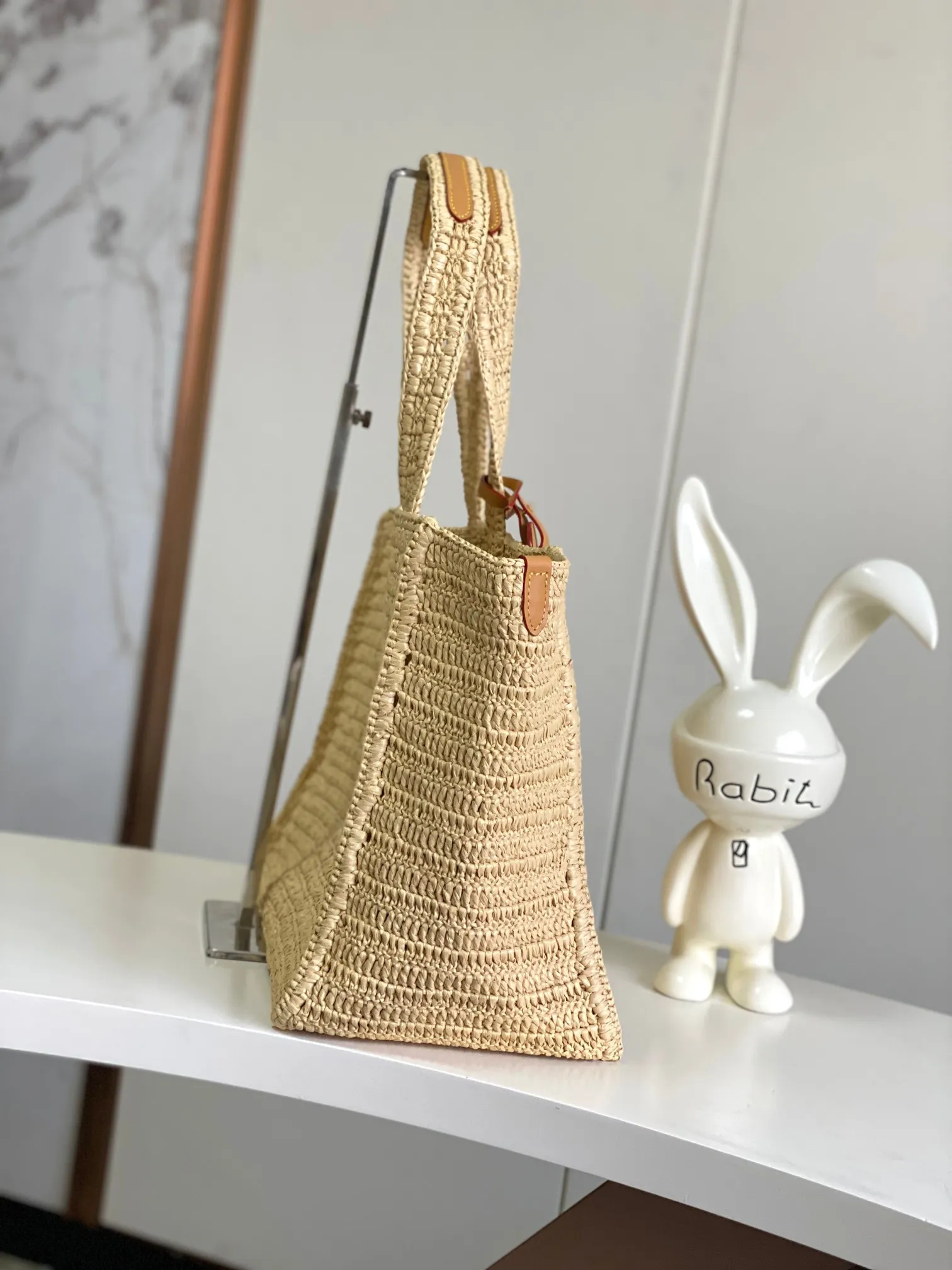 💰1580 Top quality original 163 chip M14458 brown SUMMER SHOPPER TOTE medium handbag This Shopper Tote handbag is filled with summery atmosphere with light and elegant raffia, cleverly reflecting the Louis Vuitton logo embroidery on the front. The removable distressed leather nameplate adds a retro charm, and the Louis Vuitton woven label on the inside highlights the new season cruise theme. Raffia Cow leather trim Metal hardware 44 x 32 x 17 cm (Length x Height x Width)