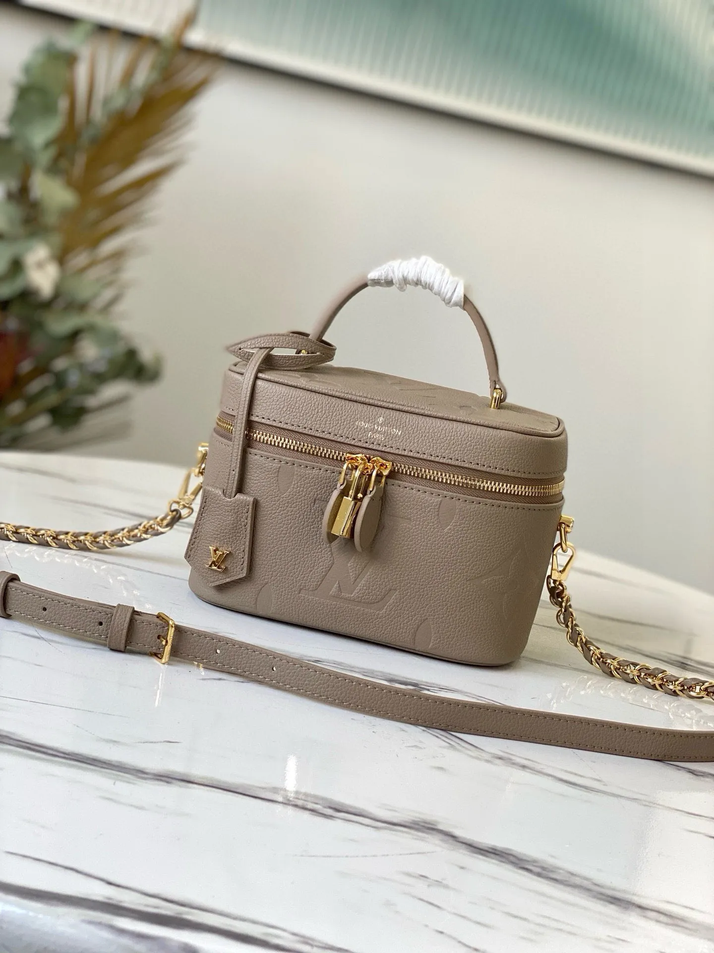 💰1160 (first-grain leather) M45608 top original order This Vanity small handbag combines Giant Monogram embossing, elegant structure and leather top handle. Leather tabs open the zipper easily, and a padlock keeps it secure. Detachable and adjustable shoulder strap with braided leather chain. Dimensions: 19 x 13 x 11 cm