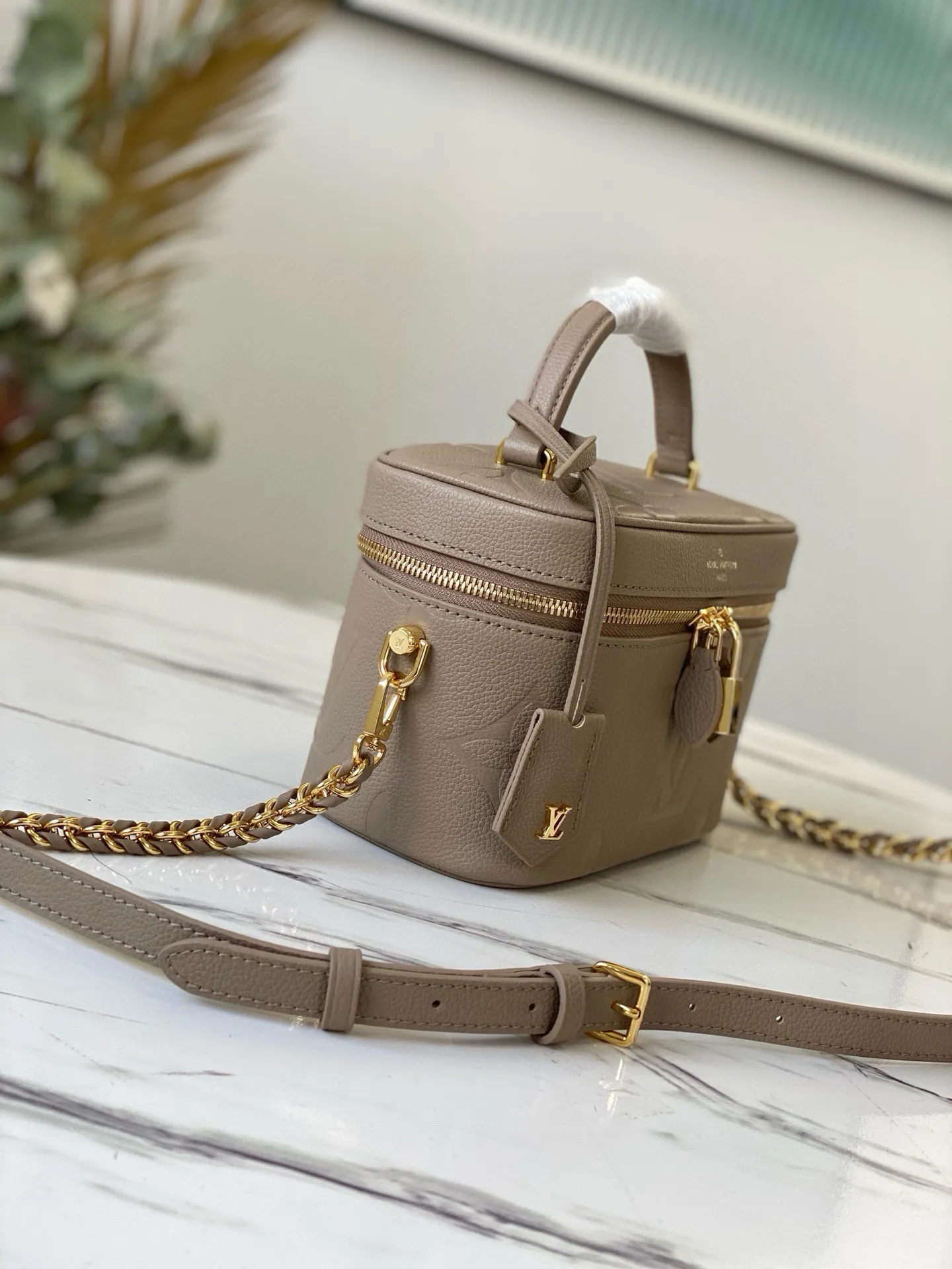💰1160 (first-grain leather) M45608 top original order This Vanity small handbag combines Giant Monogram embossing, elegant structure and leather top handle. Leather tabs open the zipper easily, and a padlock keeps it secure. Detachable and adjustable shoulder strap with braided leather chain. Dimensions: 19 x 13 x 11 cm