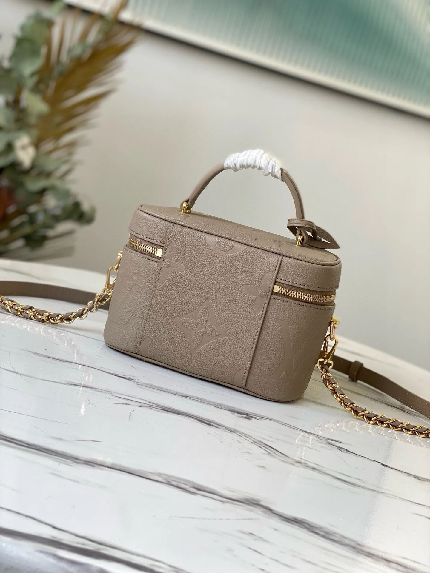 💰1160 (first-grain leather) M45608 top original order This Vanity small handbag combines Giant Monogram embossing, elegant structure and leather top handle. Leather tabs open the zipper easily, and a padlock keeps it secure. Detachable and adjustable shoulder strap with braided leather chain. Dimensions: 19 x 13 x 11 cm