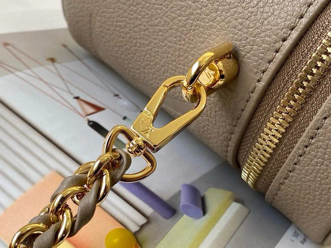 💰1160 (first-grain leather) M45608 top original order This Vanity small handbag combines Giant Monogram embossing, elegant structure and leather top handle. Leather tabs open the zipper easily, and a padlock keeps it secure. Detachable and adjustable shoulder strap with braided leather chain. Dimensions: 19 x 13 x 11 cm