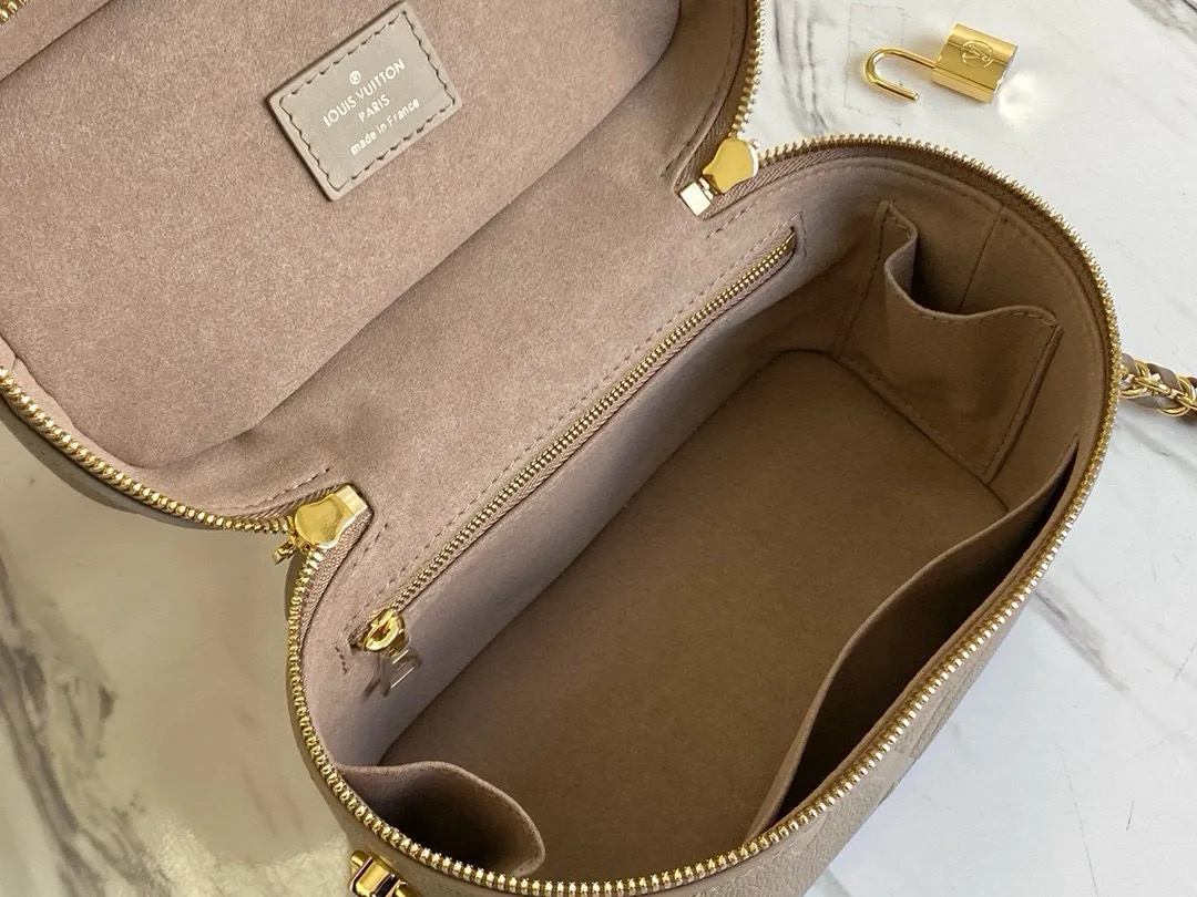 💰1160 (first-grain leather) M45608 top original order This Vanity small handbag combines Giant Monogram embossing, elegant structure and leather top handle. Leather tabs open the zipper easily, and a padlock keeps it secure. Detachable and adjustable shoulder strap with braided leather chain. Dimensions: 19 x 13 x 11 cm