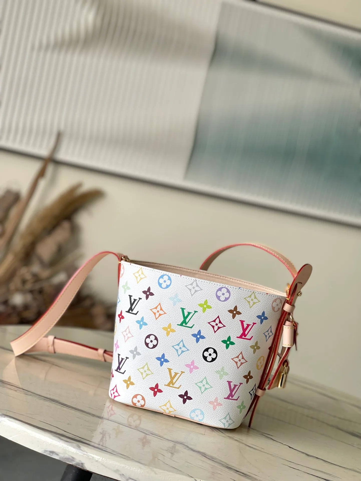💰1060 (top layer leather) top original order M13089 This AlnBB handbag conveys the playful style of the Louis Vuitton x Murakami reissue series with smart details. Monogram coated canvas presents the artist’s colorful rainbow tones, and the name tag is decorated with bows and padlocks. With the adjustable cowhide handle and leather shoulder strap, it can be carried by hand, shoulder or cross-body. Dimensions: 16 × 18 × 12 cm