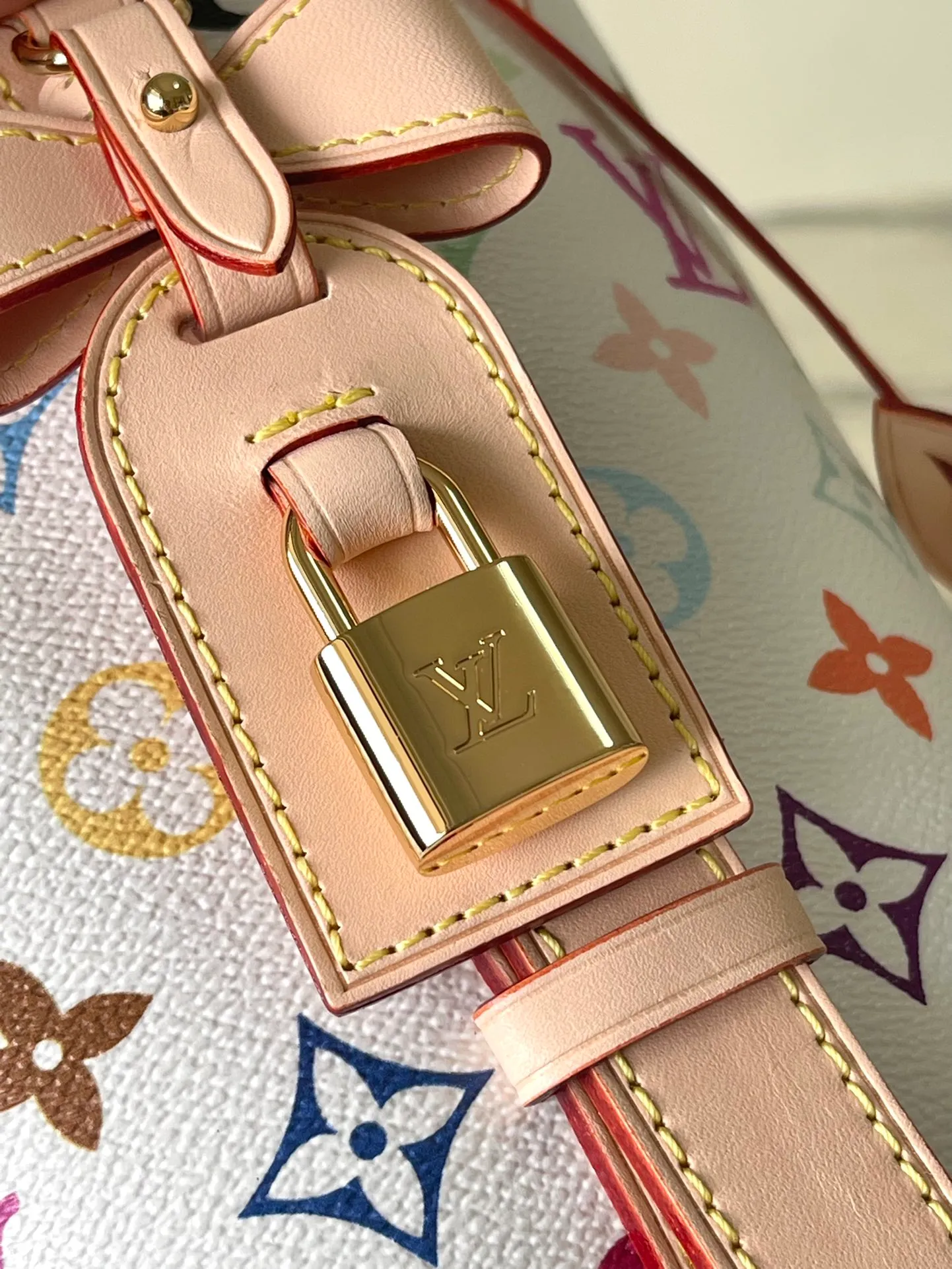 💰1060 (top layer leather) top original order M13089 This AlnBB handbag conveys the playful style of the Louis Vuitton x Murakami reissue series with smart details. Monogram coated canvas presents the artist’s colorful rainbow tones, and the name tag is decorated with bows and padlocks. With the adjustable cowhide handle and leather shoulder strap, it can be carried by hand, shoulder or cross-body. Dimensions: 16 × 18 × 12 cm