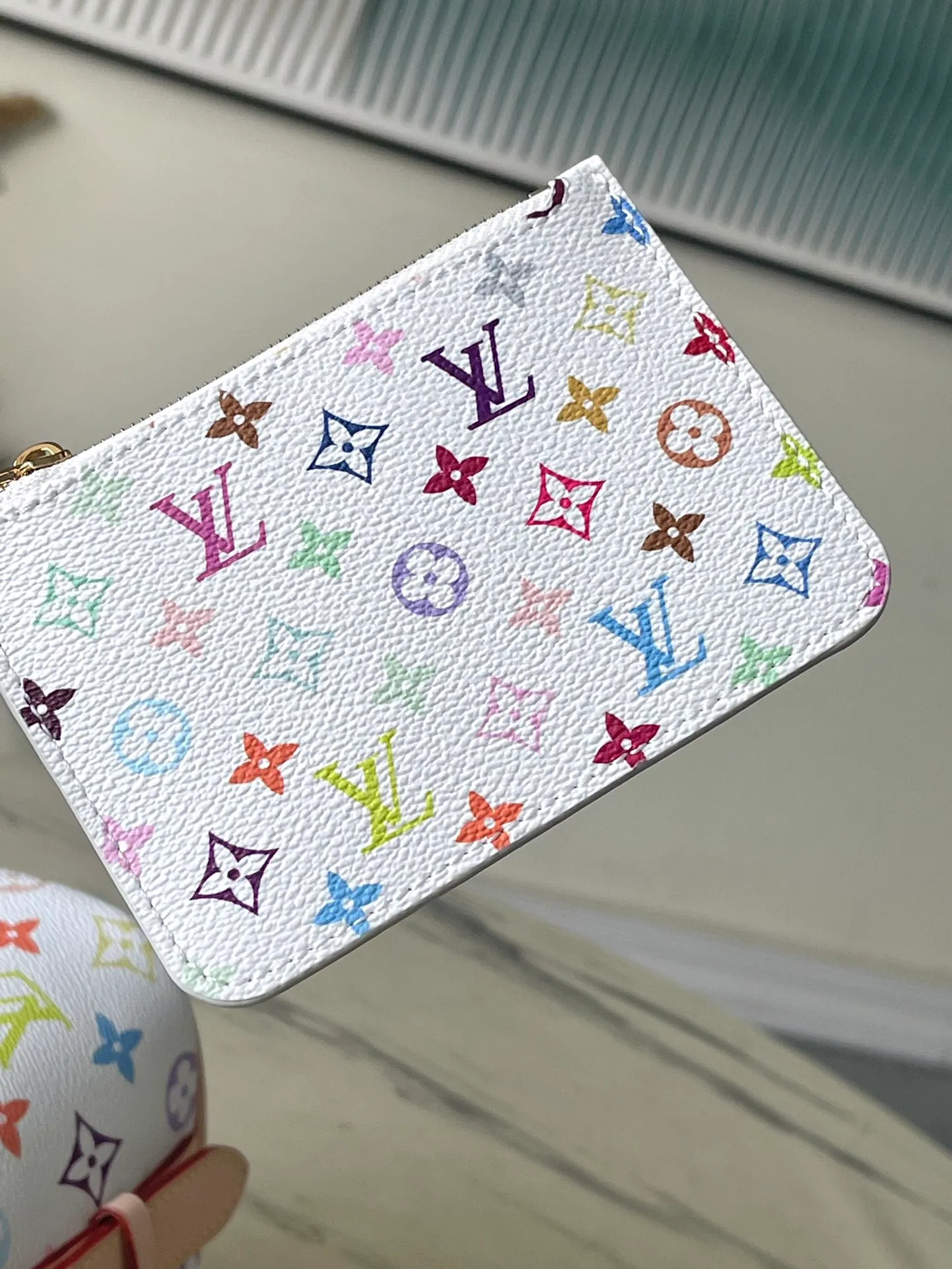 💰1060 (top layer leather) top original order M13089 This AlnBB handbag conveys the playful style of the Louis Vuitton x Murakami reissue series with smart details. Monogram coated canvas presents the artist’s colorful rainbow tones, and the name tag is decorated with bows and padlocks. With the adjustable cowhide handle and leather shoulder strap, it can be carried by hand, shoulder or cross-body. Dimensions: 16 × 18 × 12 cm