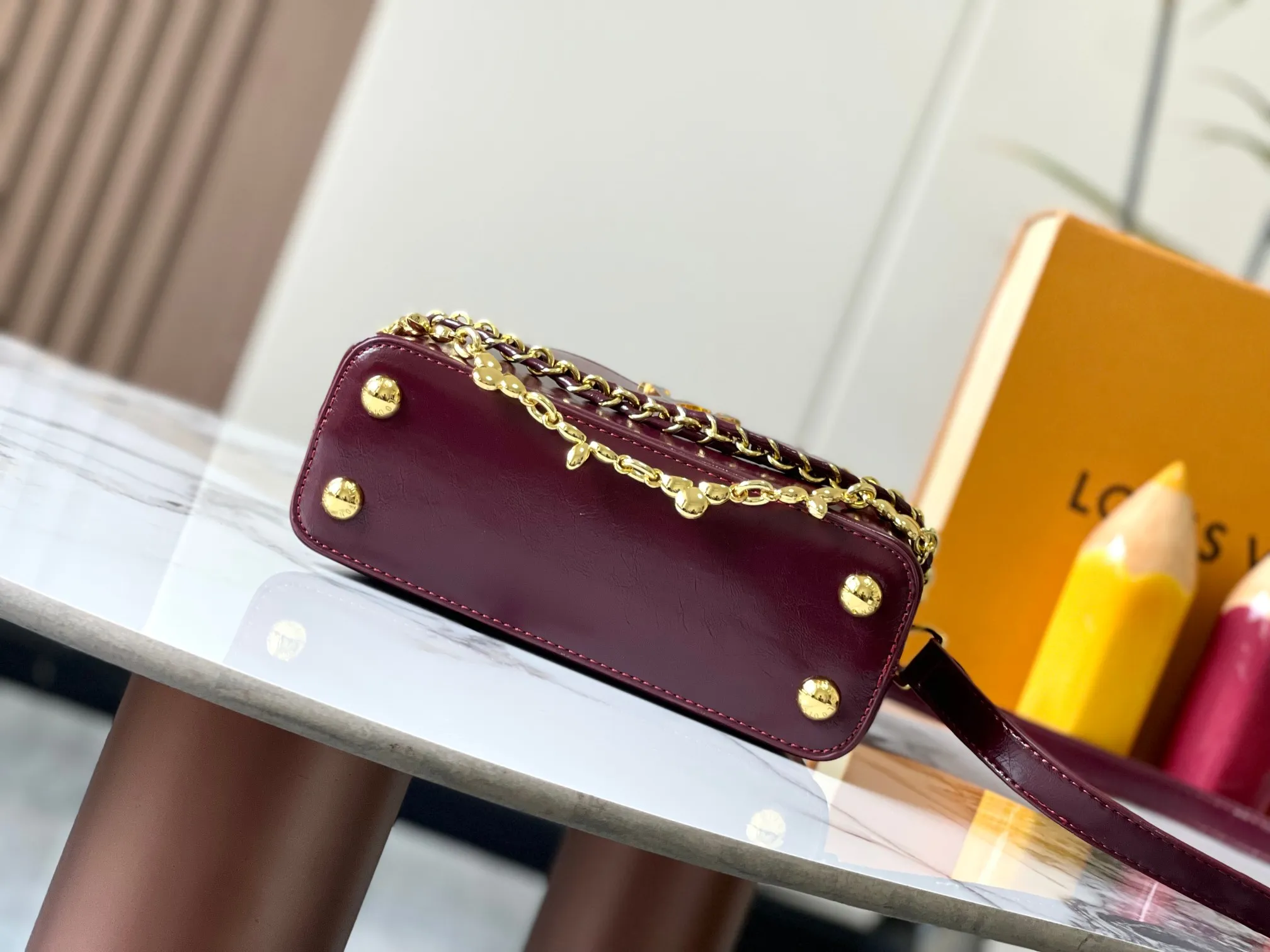 P460 [Guangzhou top quality original version] M25491 This Capucines East-West mini handbag draws color inspiration from the Louis Vuitton beauty series, subtly showing grace and grace. The pleated leather body adds an edgy feel and features a flap that can be folded in or out. The LV letters highlight the brand mark, and the shiny chain can be removed at will. Size:22*12*8cm