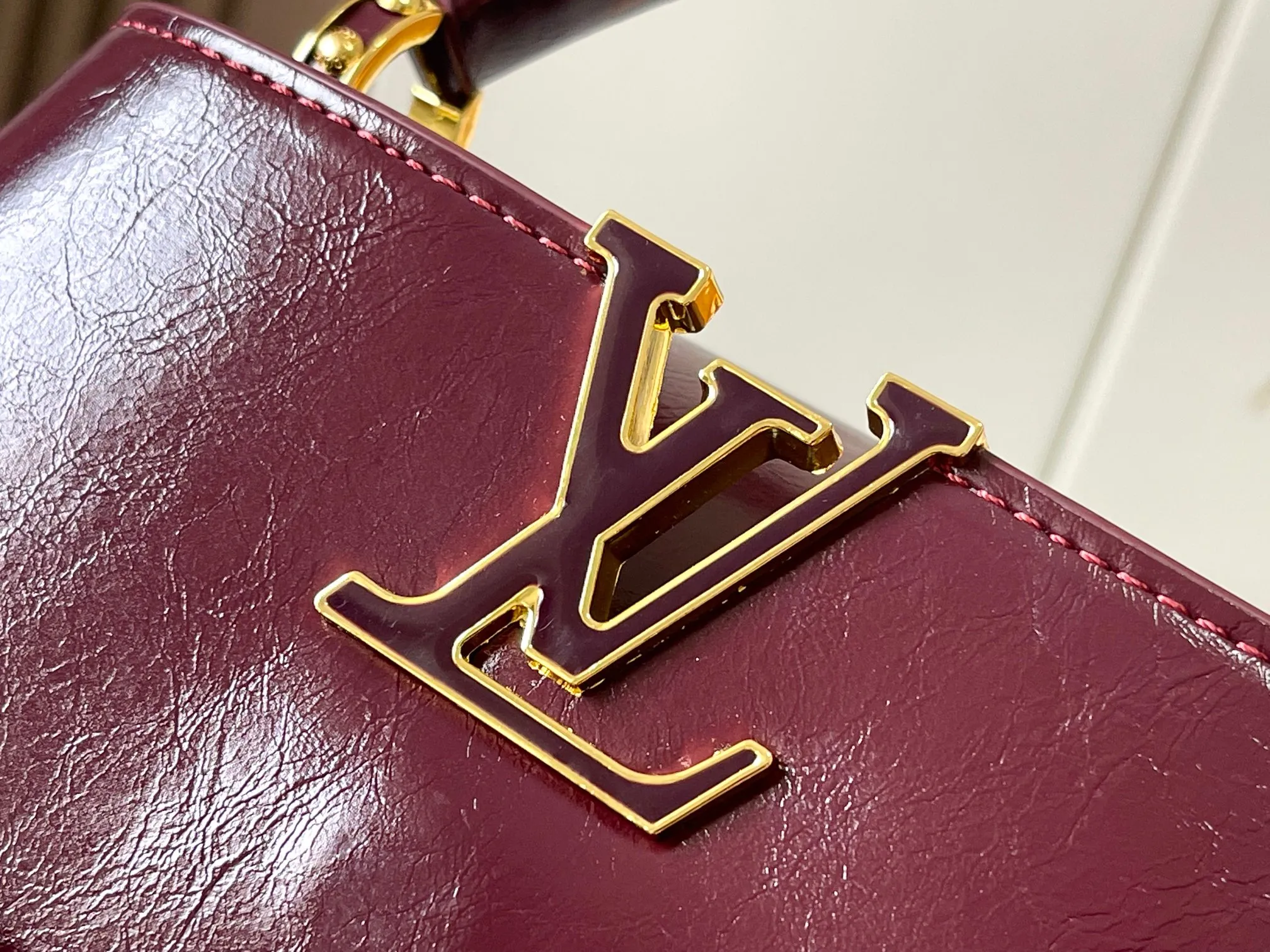 P460 [Guangzhou top quality original version] M25491 This Capucines East-West mini handbag draws color inspiration from the Louis Vuitton beauty series, subtly showing grace and grace. The pleated leather body adds an edgy feel and features a flap that can be folded in or out. The LV letters highlight the brand mark, and the shiny chain can be removed at will. Size:22*12*8cm
