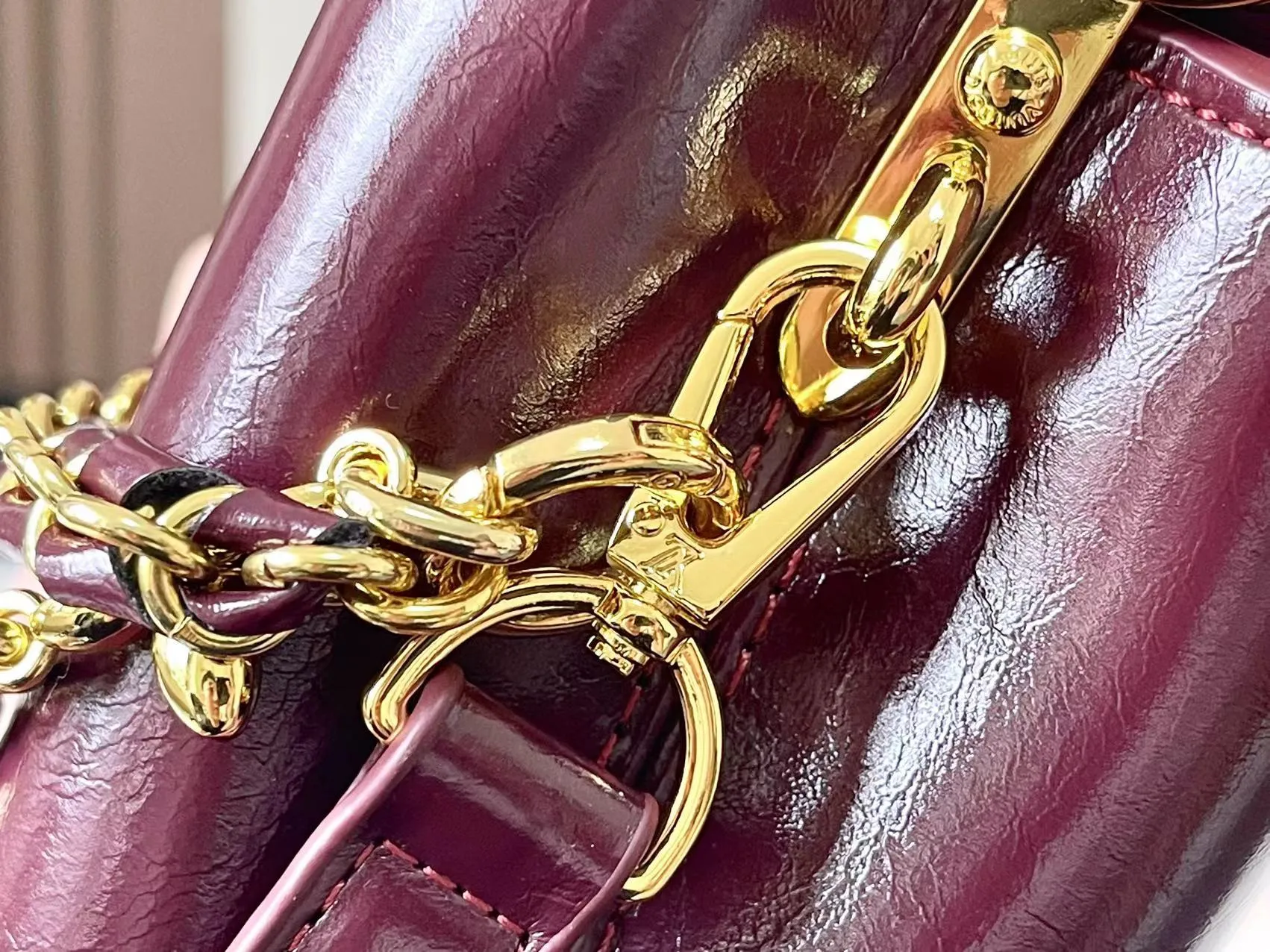 P460 [Guangzhou top quality original version] M25491 This Capucines East-West mini handbag draws color inspiration from the Louis Vuitton beauty series, subtly showing grace and grace. The pleated leather body adds an edgy feel and features a flap that can be folded in or out. The LV letters highlight the brand mark, and the shiny chain can be removed at will. Size:22*12*8cm